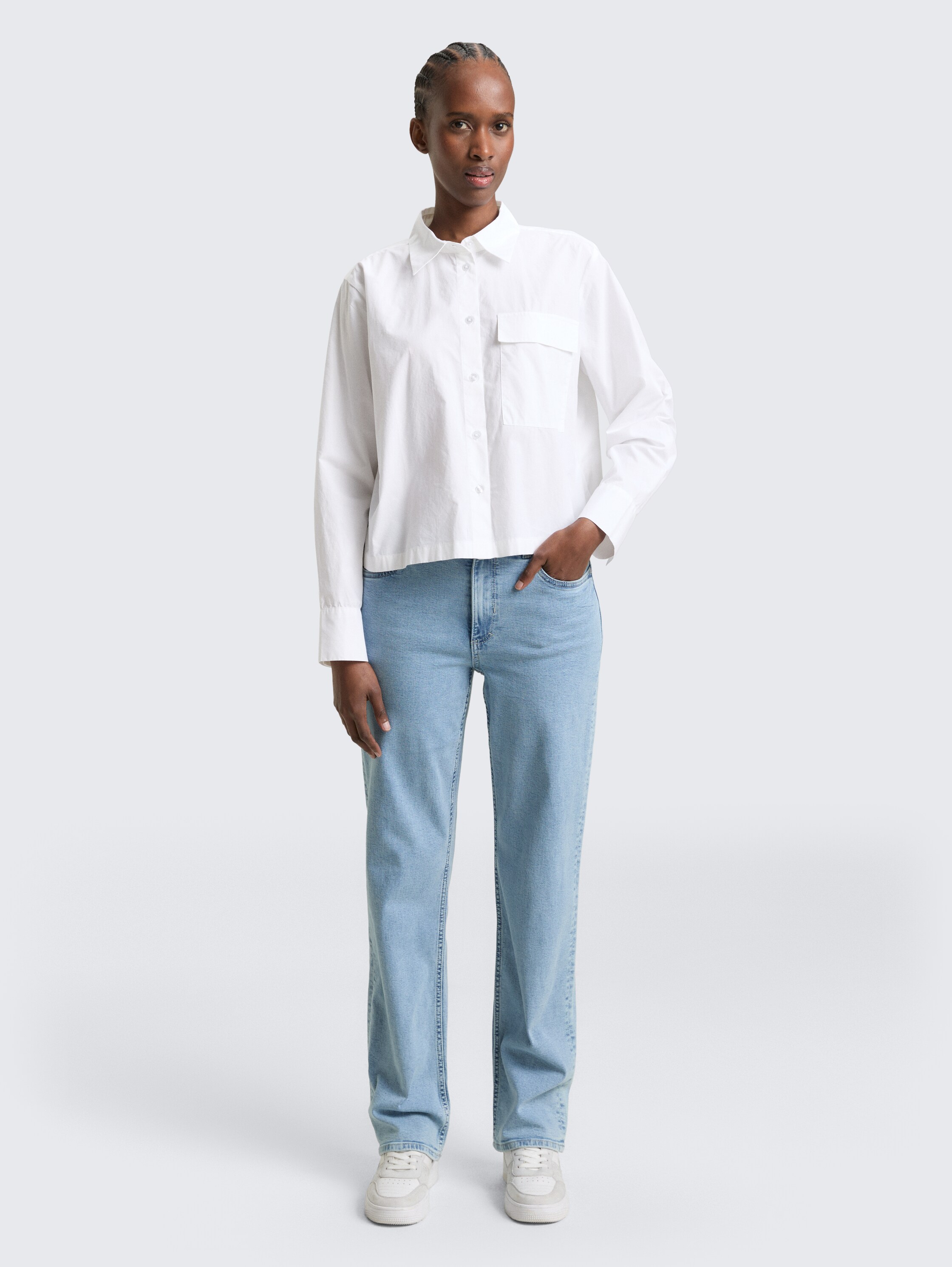 Boxy fit overhemdblouse van katoen - White - Model vooraanzicht