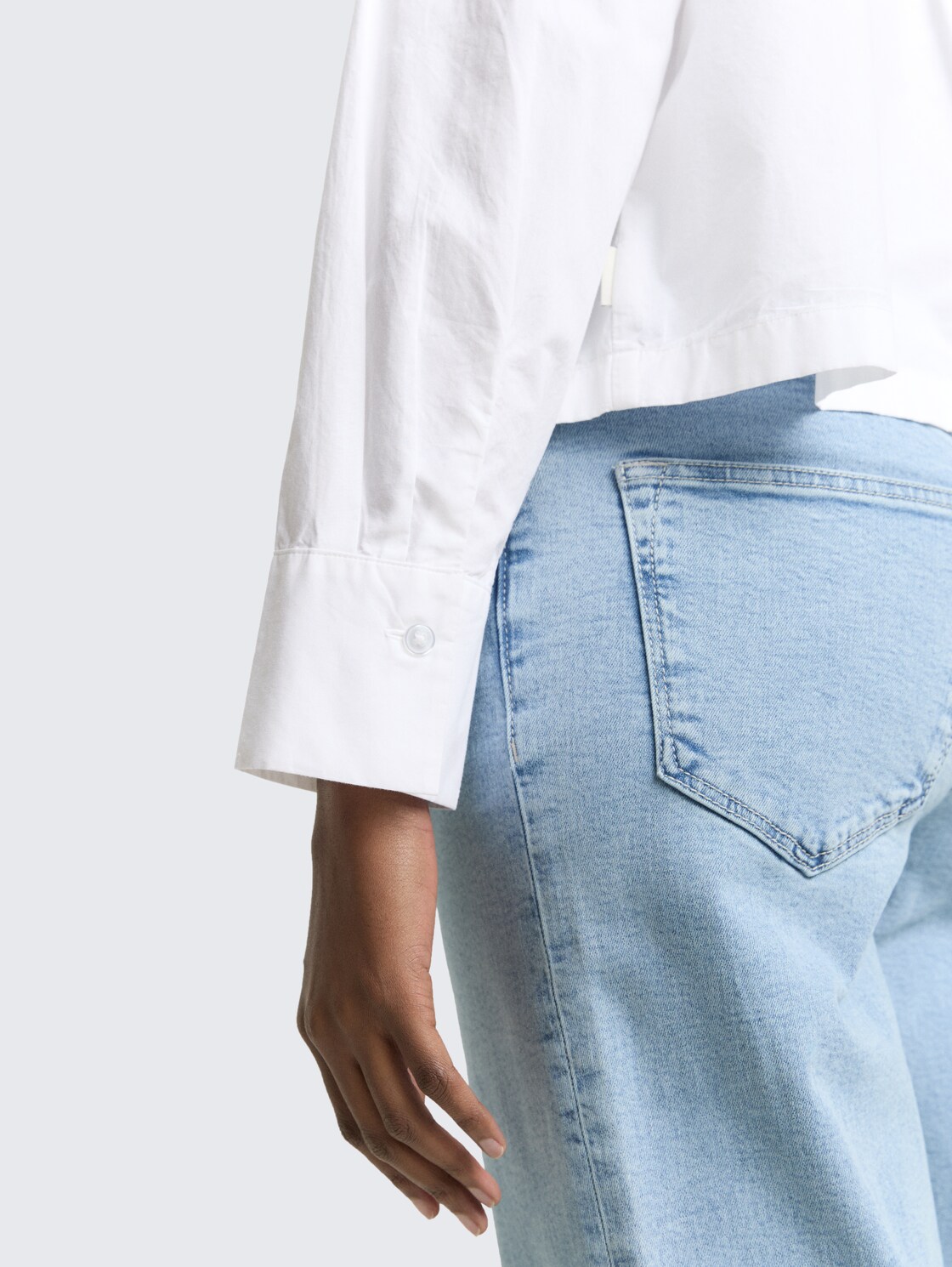 Boxy Fit Hemdbluse aus Baumwolle - White - Detail-Model-Ansicht