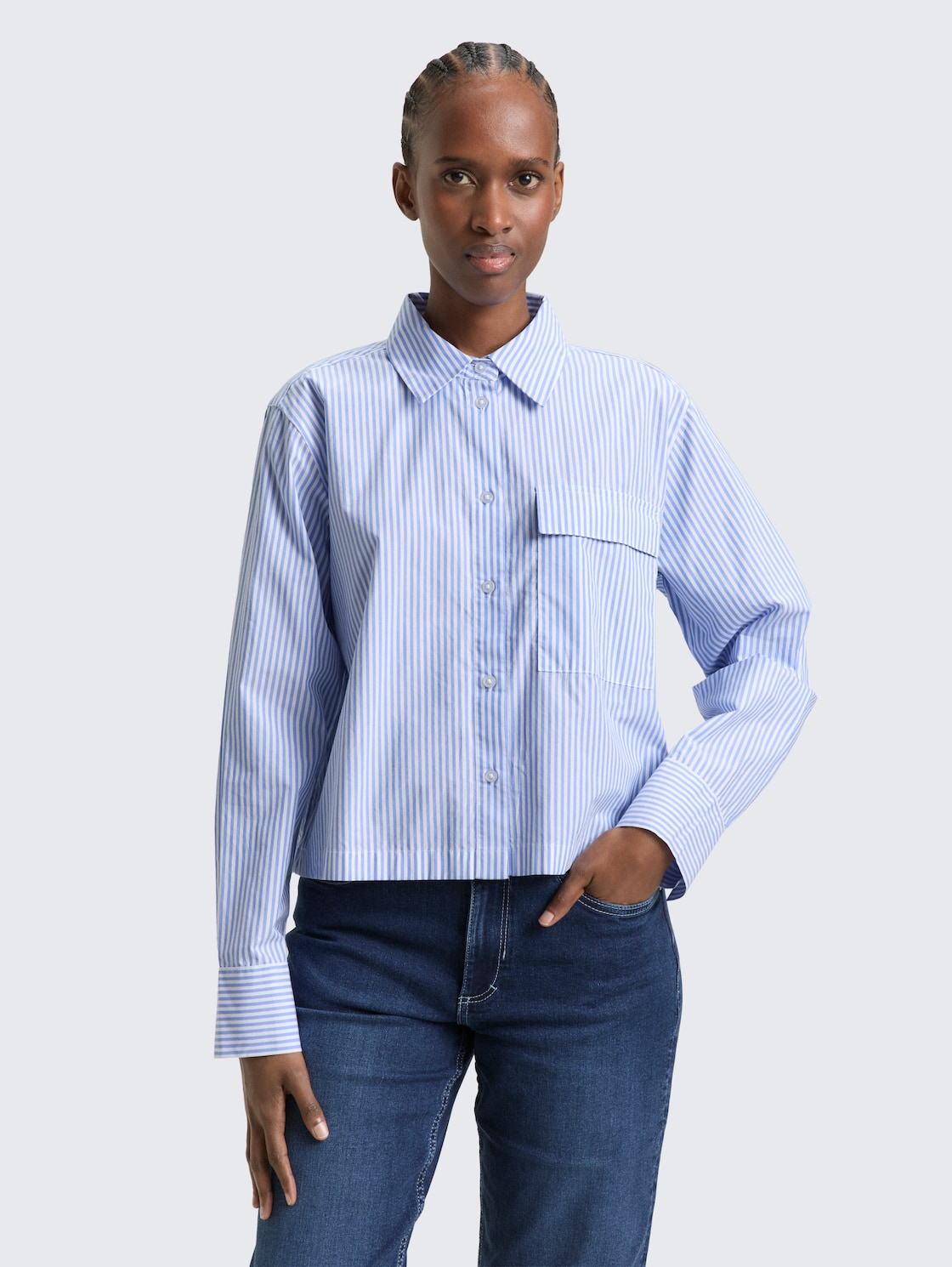 Boxy Fit Hemdbluse aus Baumwolle - blue white strripe - Ausschnitt Model-Vorderansicht