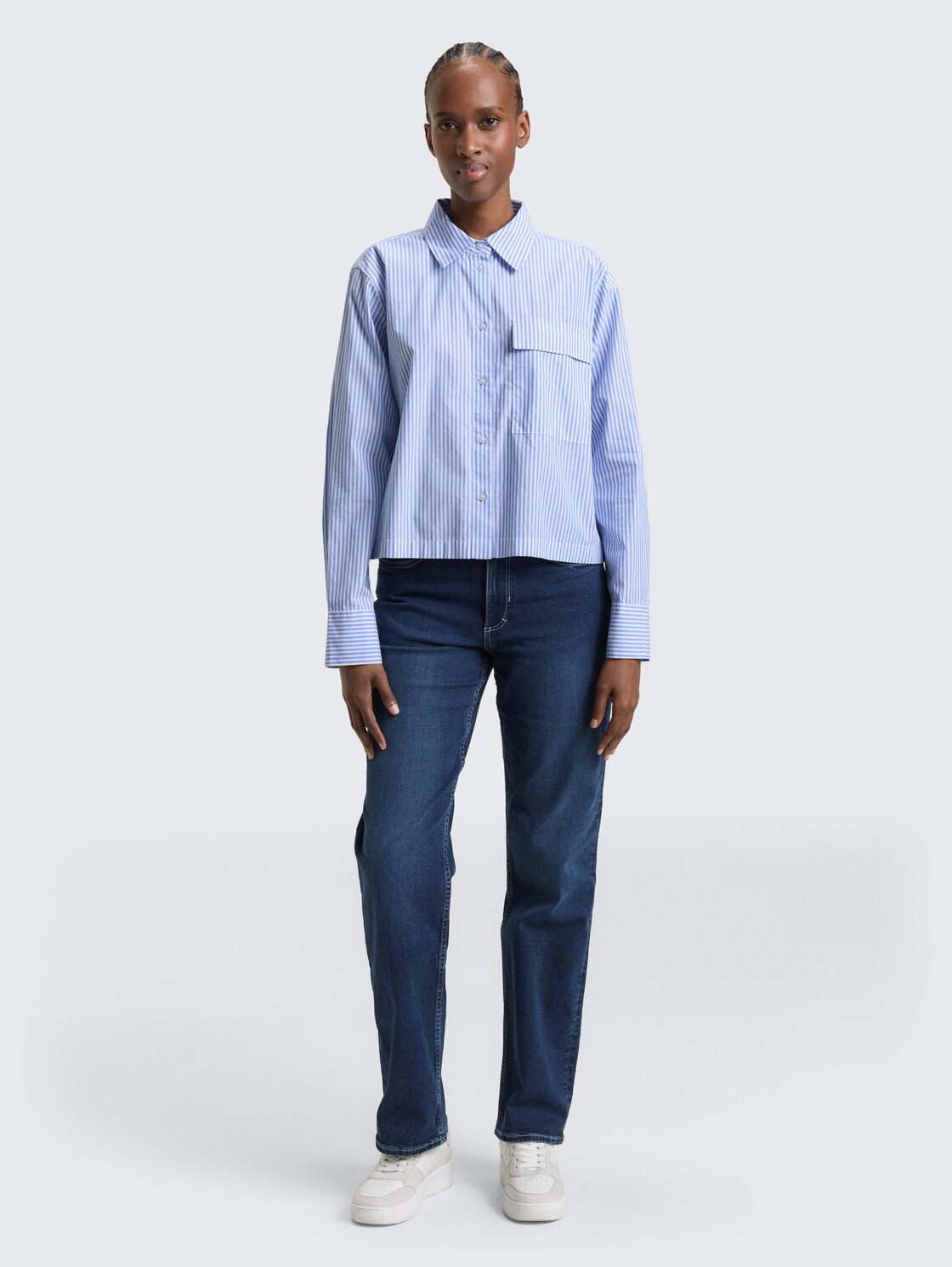 Boxy Fit Hemdbluse aus Baumwolle - blue white strripe - Model-Vorderansicht