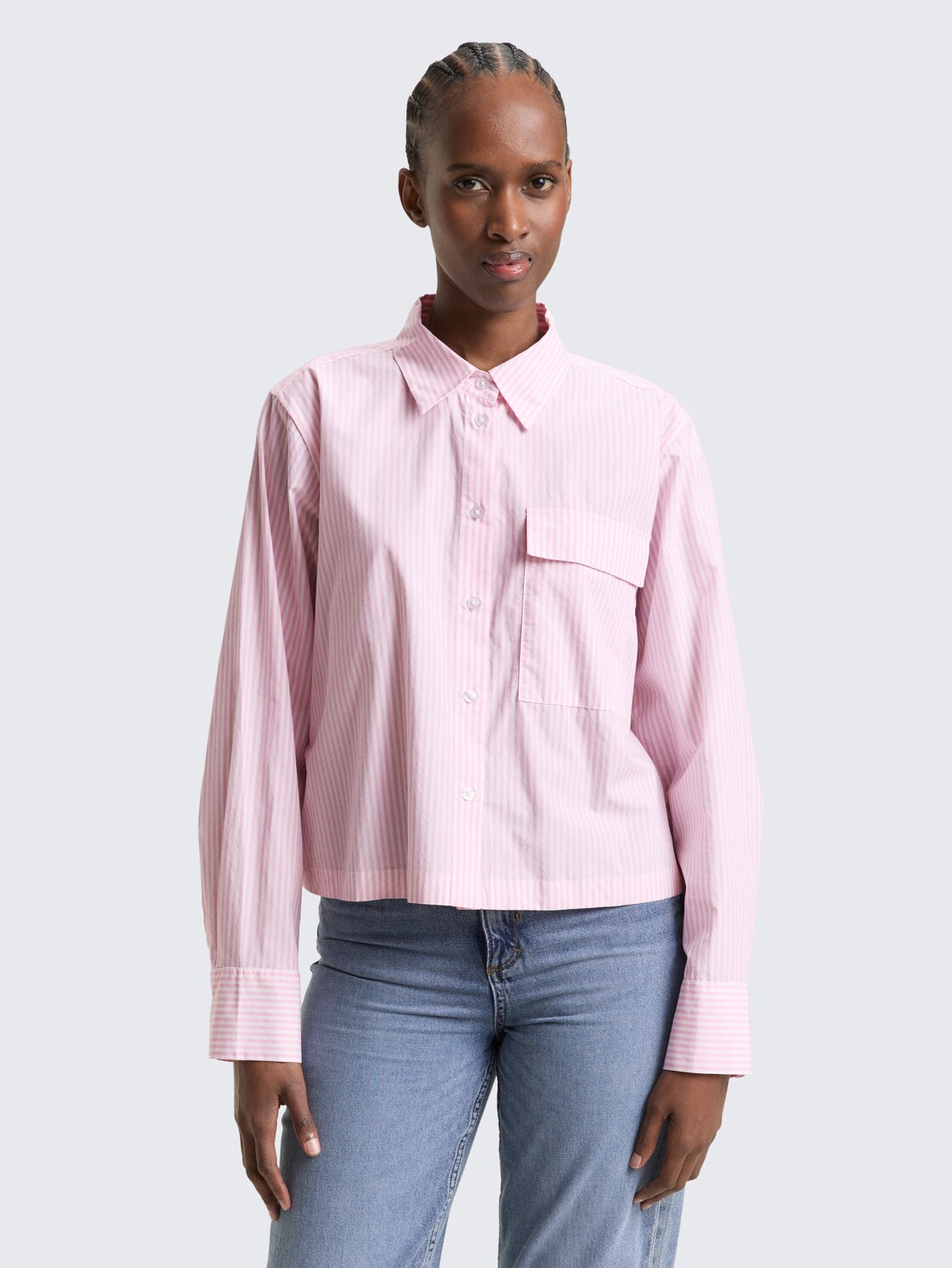 Boxy Fit Hemdbluse aus Baumwolle - soft mauve white stripe - Ausschnitt Model-Vorderansicht