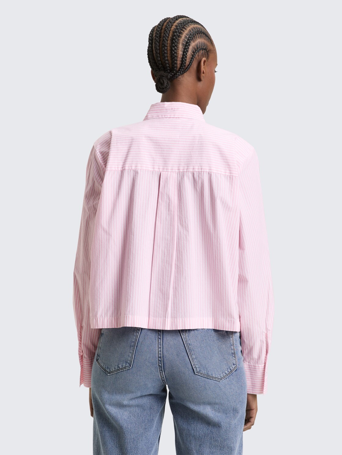 Boxy Fit Hemdbluse aus Baumwolle - soft mauve white stripe - Auschnitt Model-Rückansicht