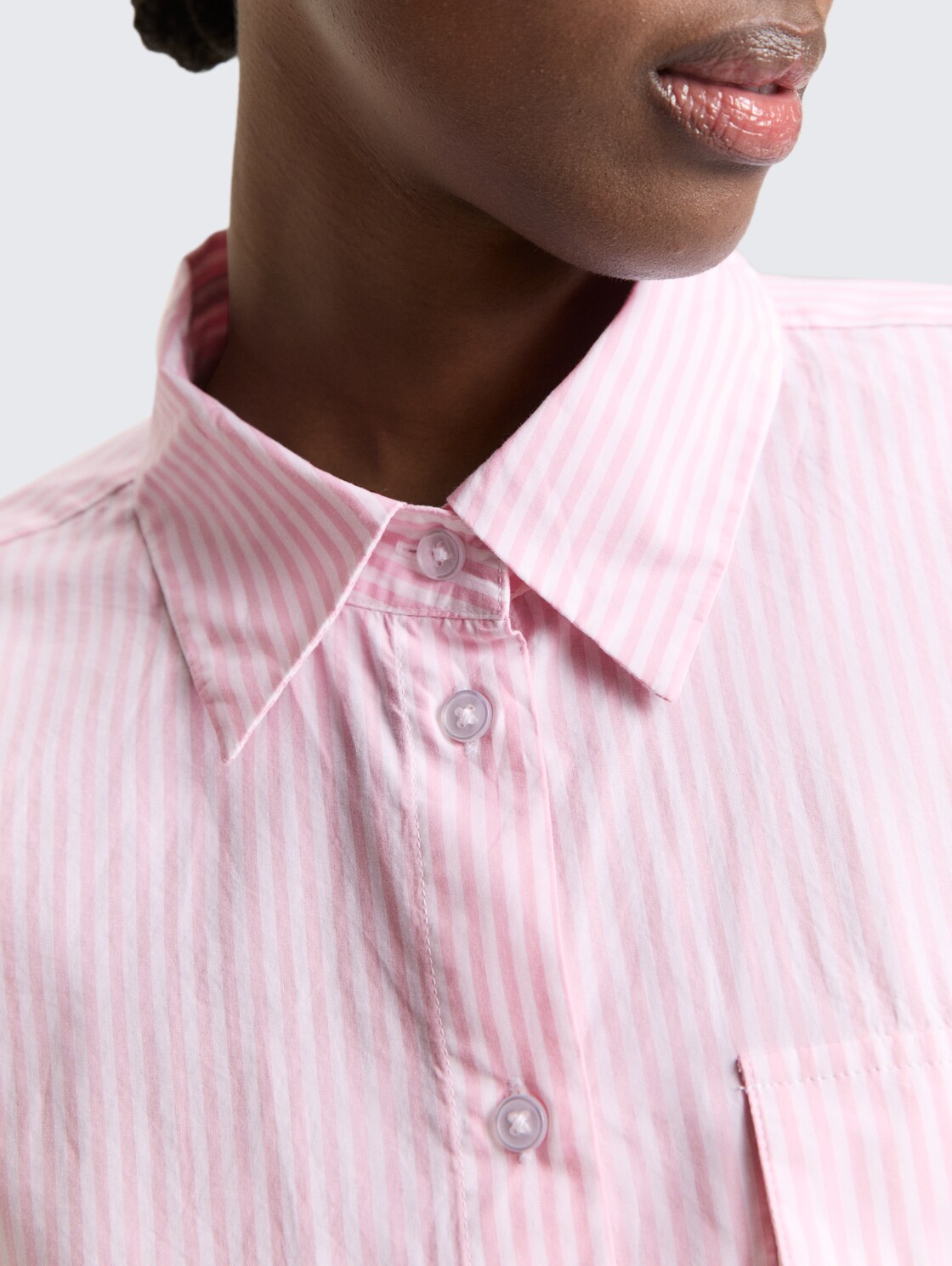 Boxy Fit Hemdbluse aus Baumwolle - soft mauve white stripe - Detail-Model-Ansicht
