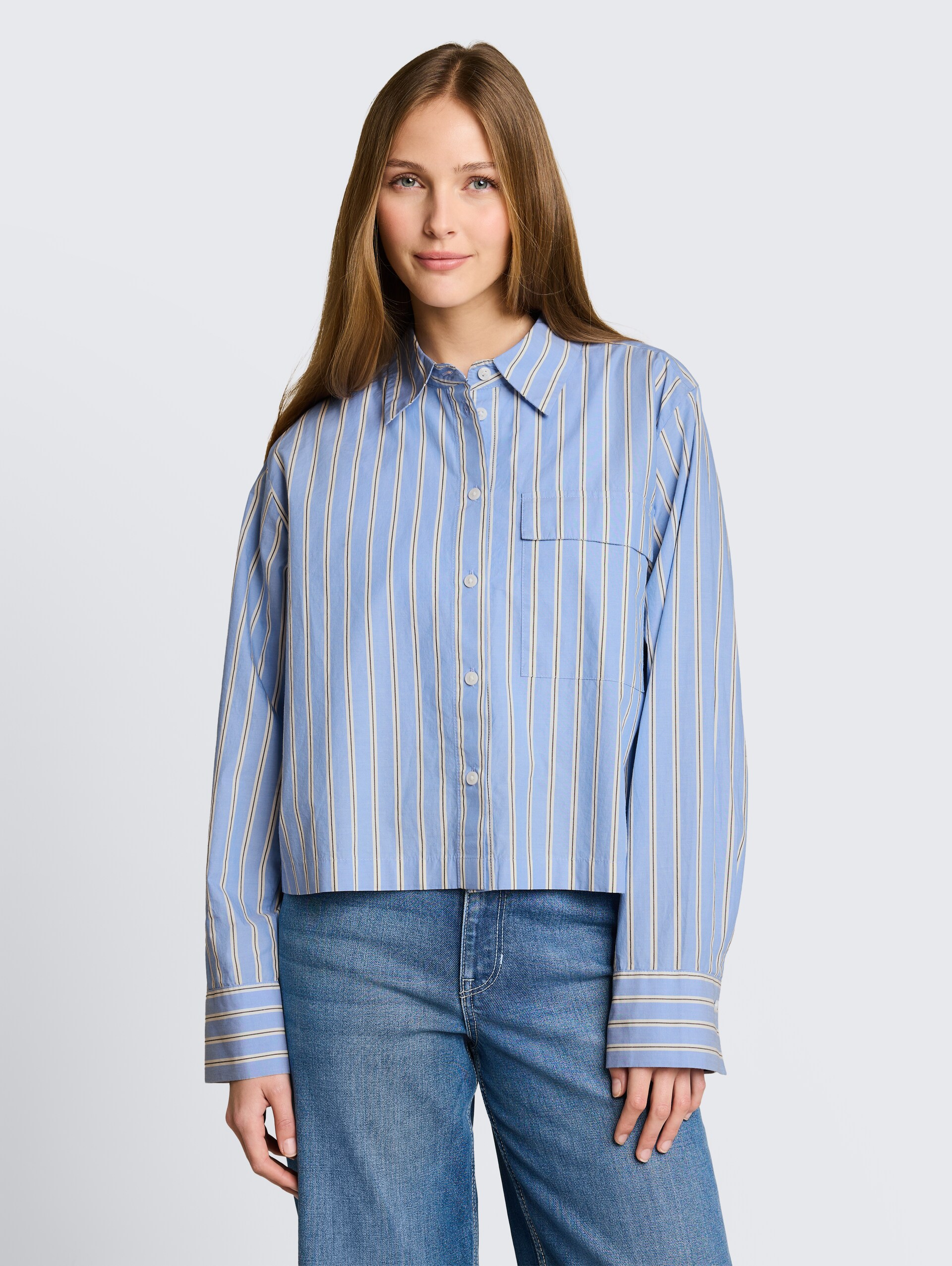 Boxy fit overhemdblouse van katoen - blue white vertical stripe - Nek model vooraanzicht