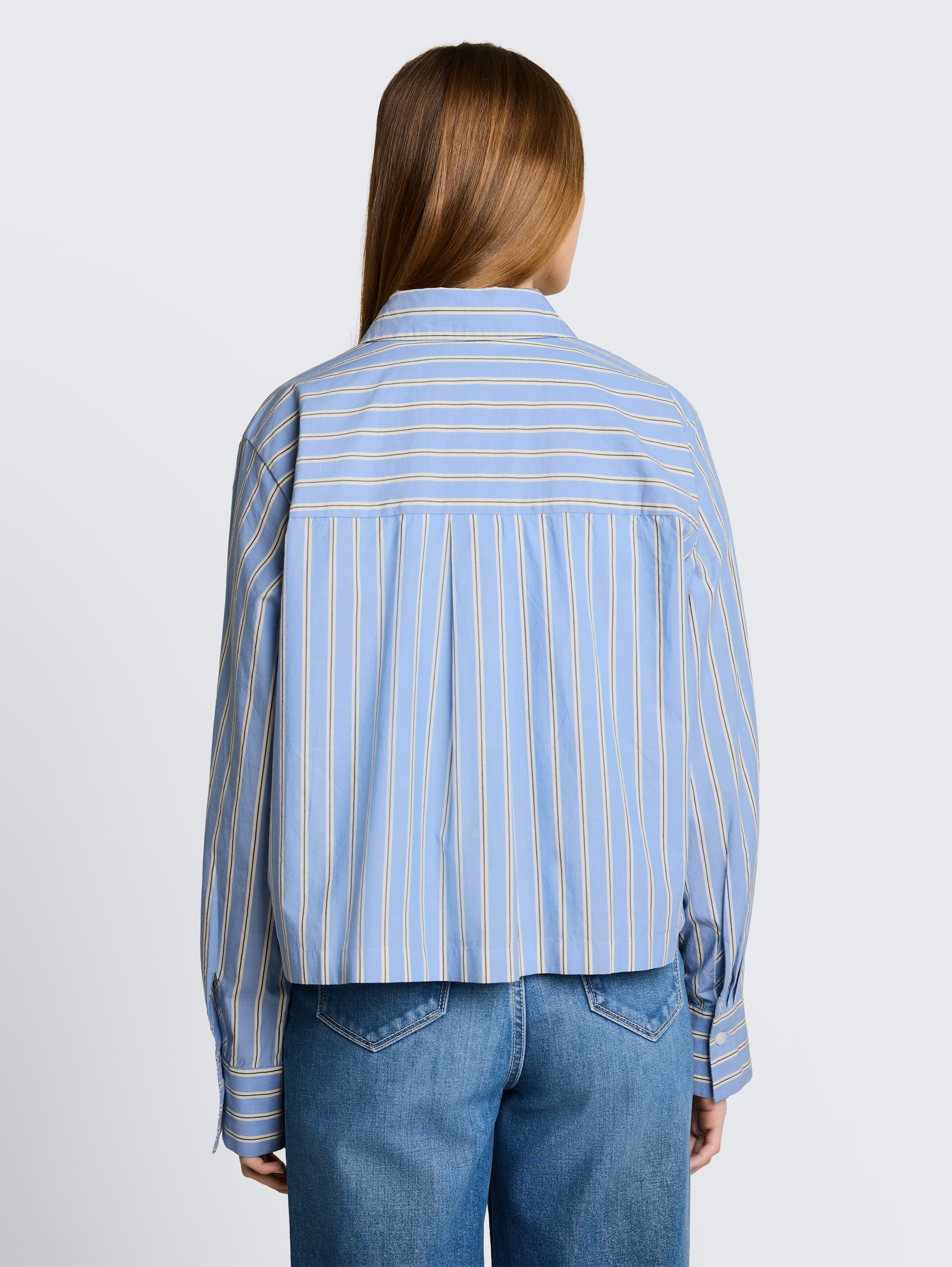 Boxy fit overhemdblouse van katoen - blue white vertical stripe - Neklijn model-achteraanzicht