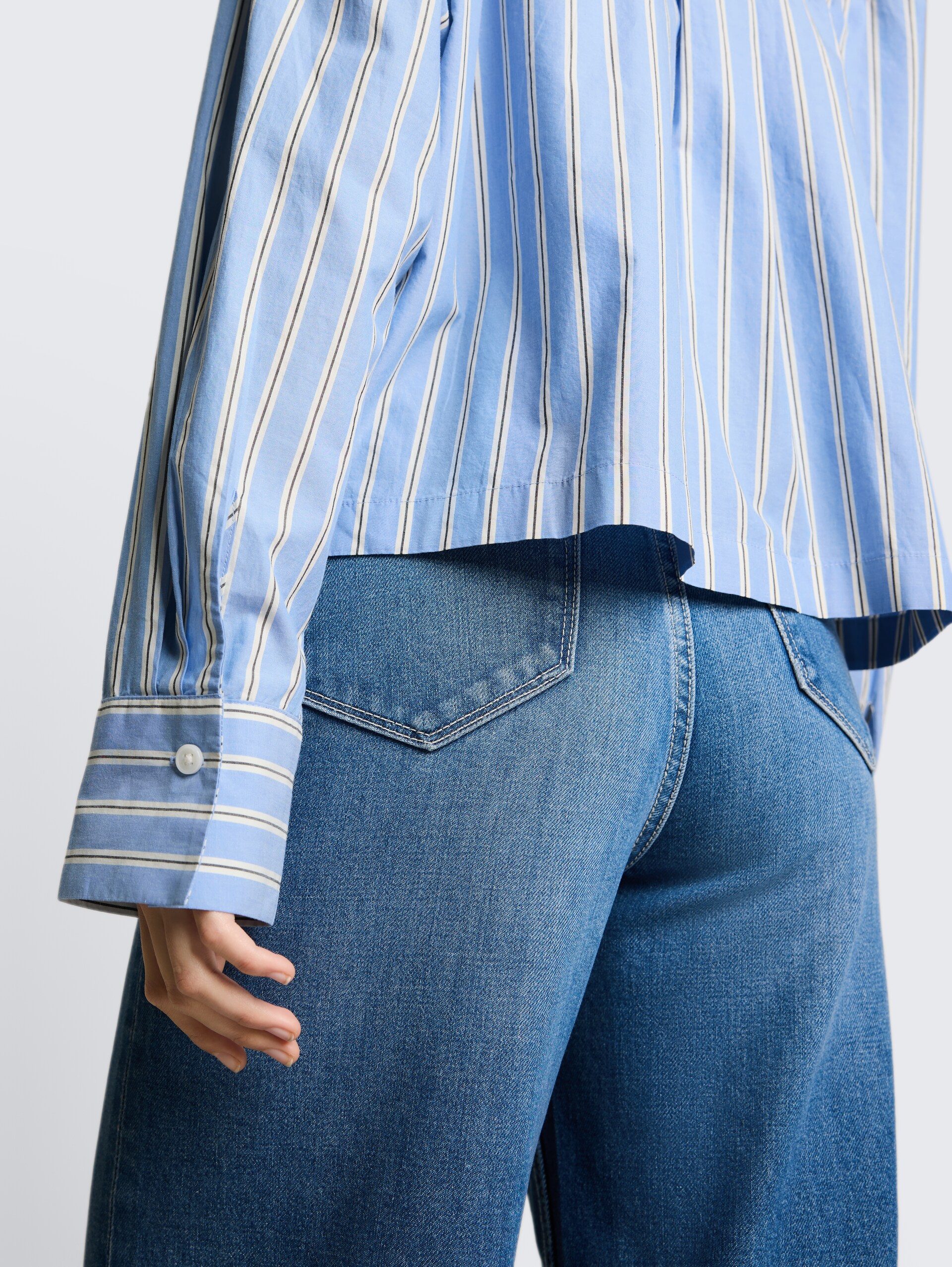Boxy fit overhemdblouse van katoen - blue white vertical stripe - Detailaanzicht model