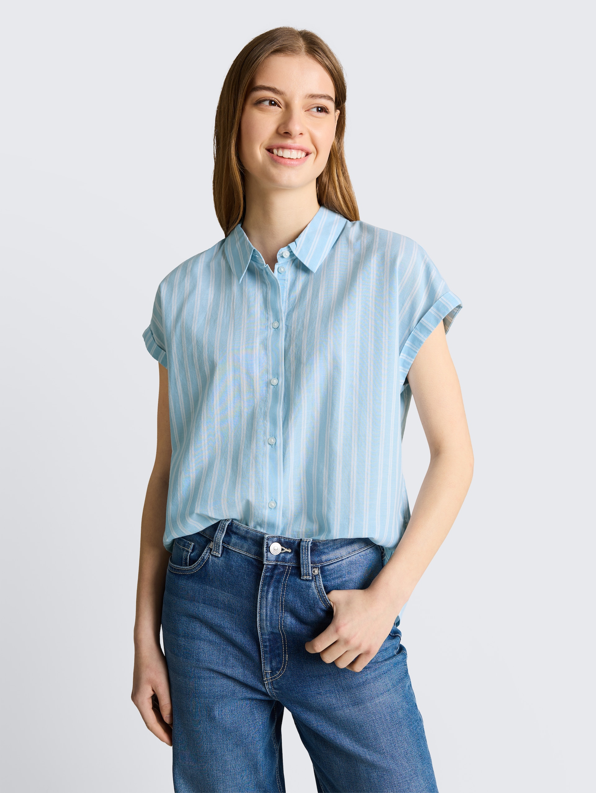 Bluse mit Streifenmuster - blue white stripe - Ausschnitt Model-Vorderansicht