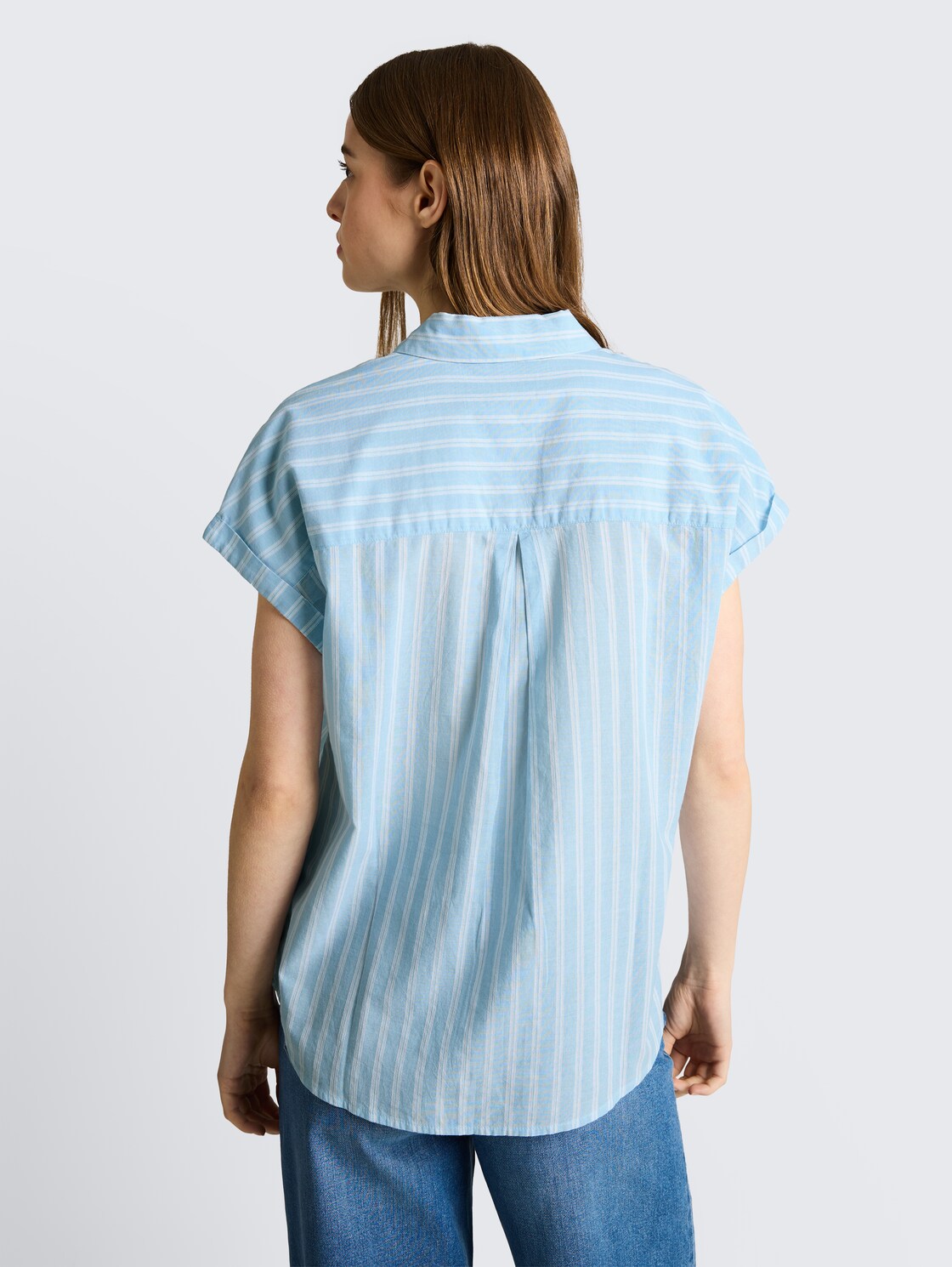 Bluse mit Streifenmuster - blue white stripe - Auschnitt Model-Rückansicht