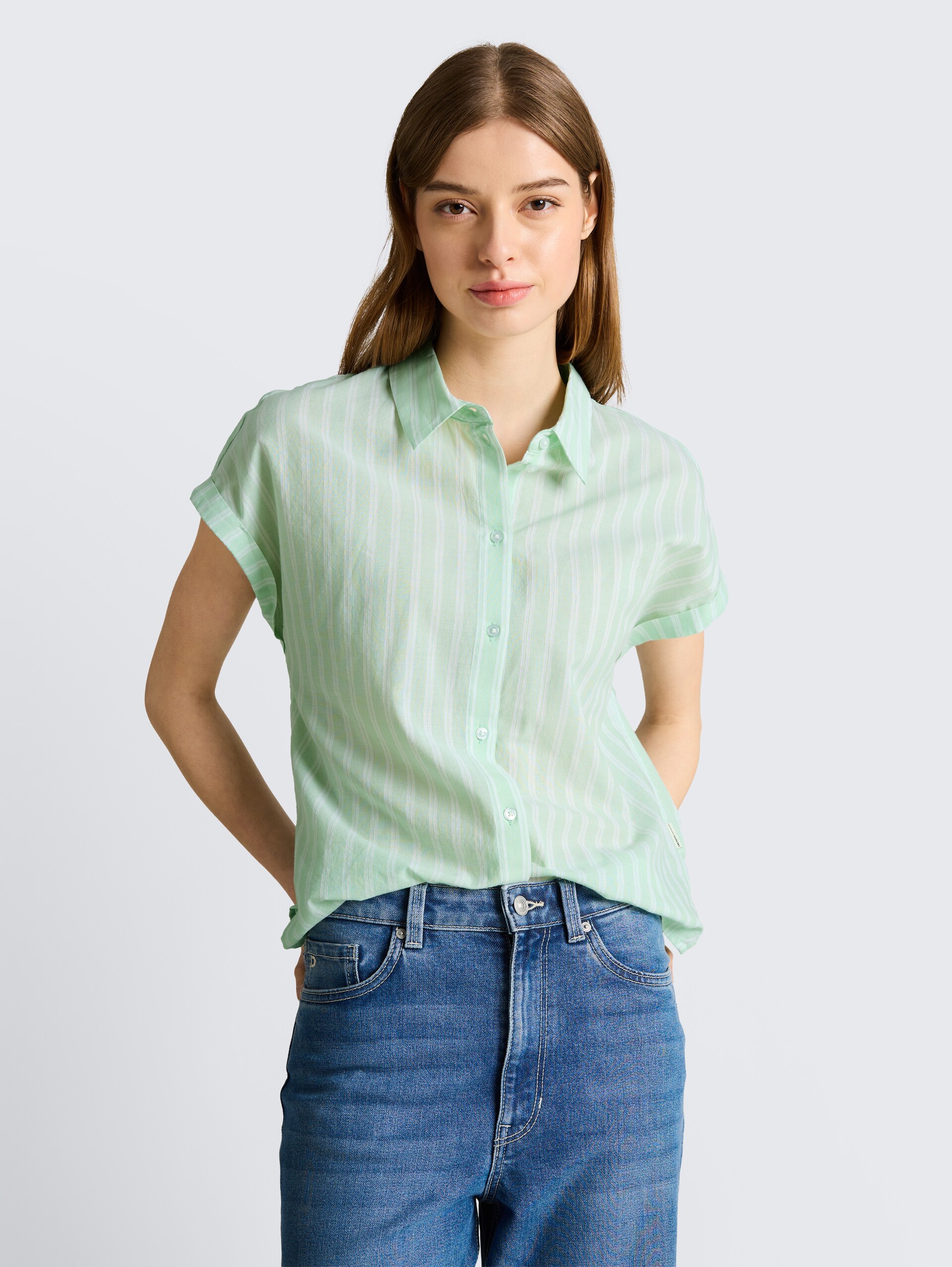 Bluse mit Streifenmuster - matcha green white stripe - Ausschnitt Model-Vorderansicht