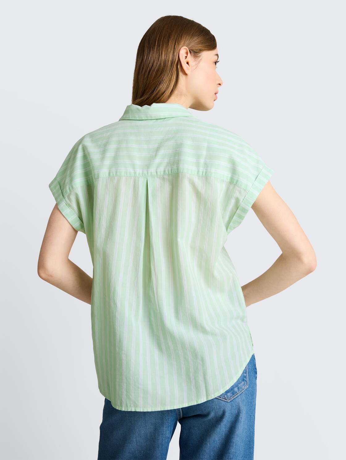 Bluse mit Streifenmuster - matcha green white stripe - Auschnitt Model-Rückansicht