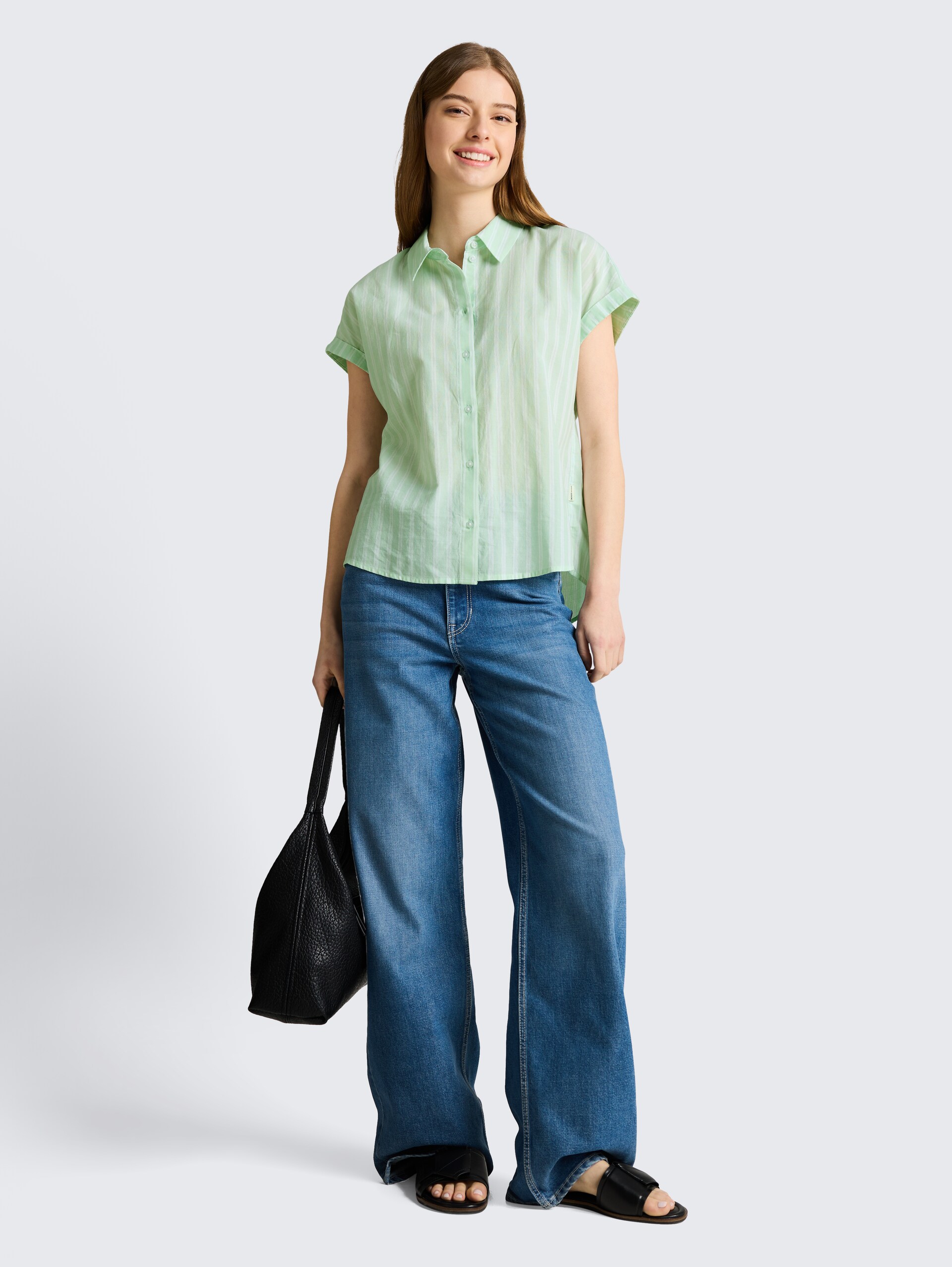 Bluse mit Streifenmuster - matcha green white stripe - Model-Vorderansicht