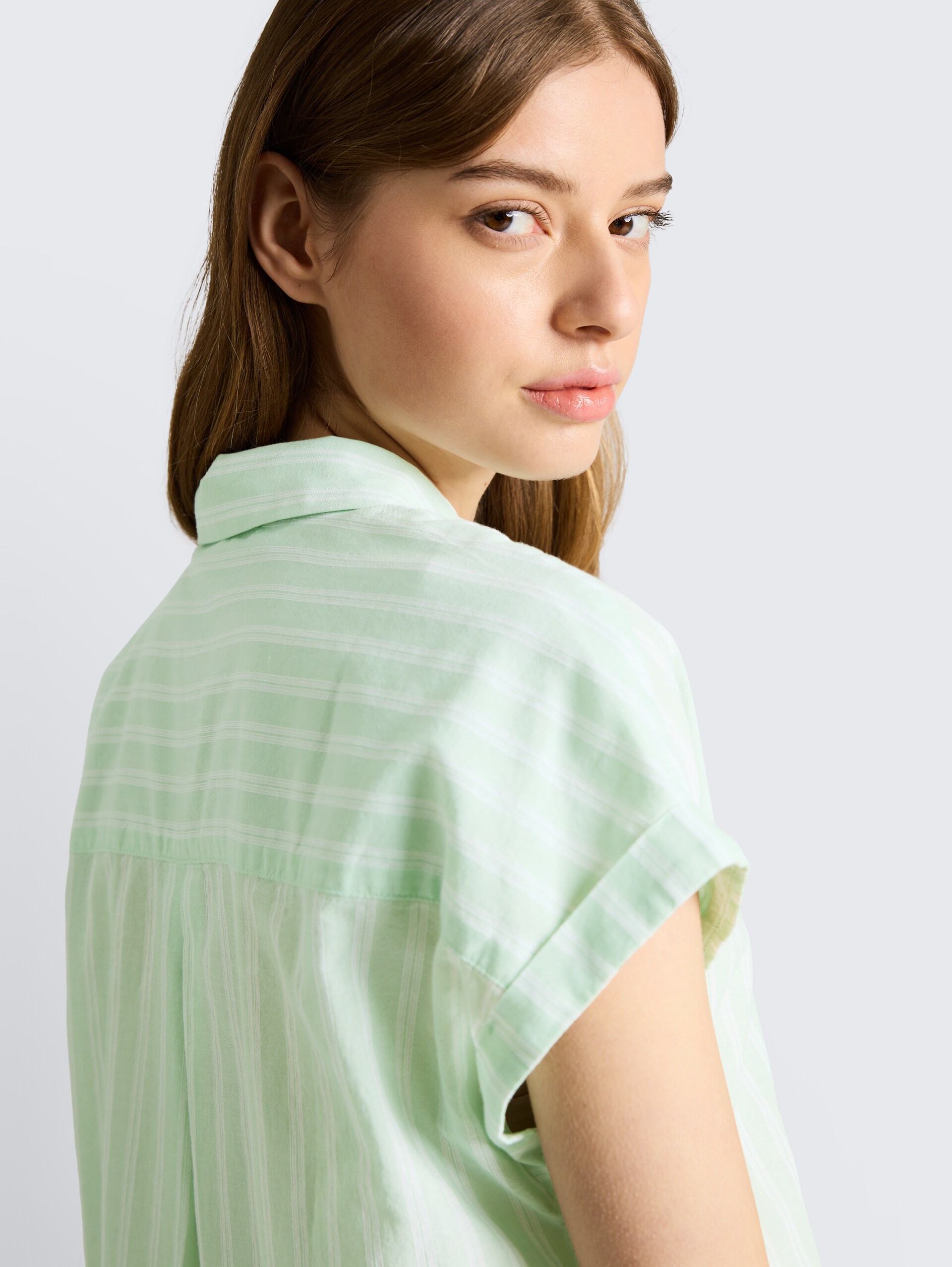 Bluse mit Streifenmuster - matcha green white stripe - Detail-Model-Ansicht