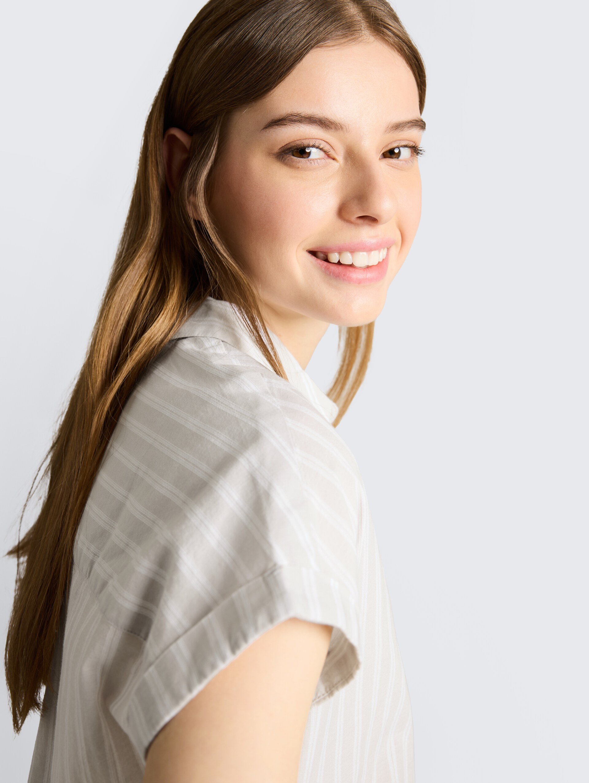 Bluse mit Streifenmuster - beige white stripe - Detail-Model-Ansicht