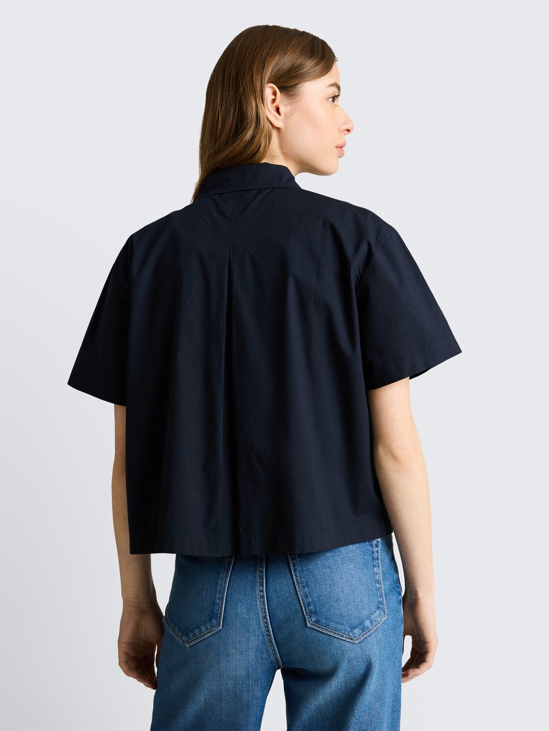 Boxy Fit Bluse aus Baumwolle - sky captain blue - Auschnitt Model-Rückansicht