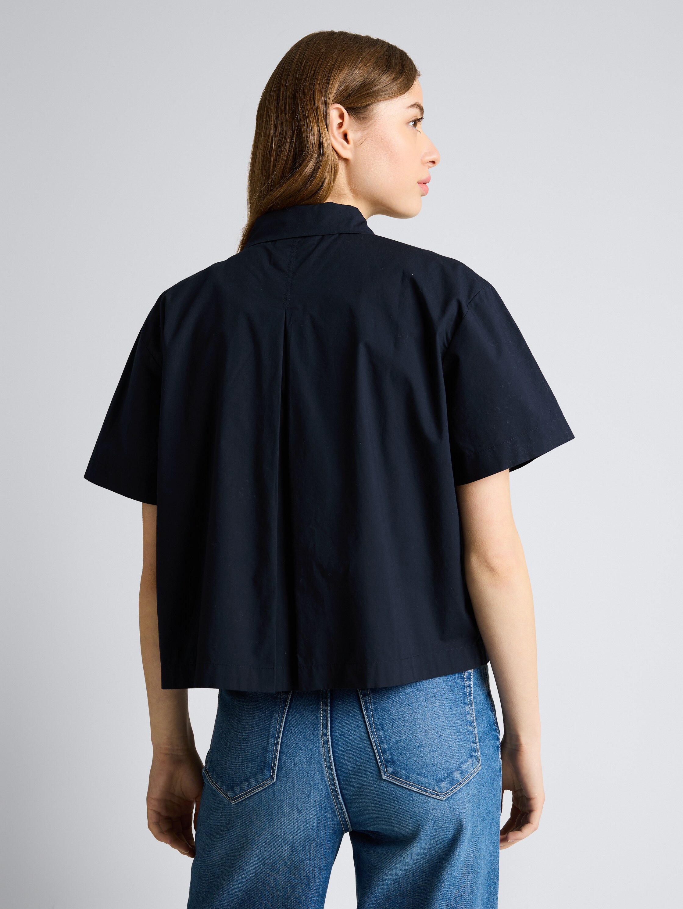 Boxy fit cotton blouse - sky captain blue - Neckline model-back view