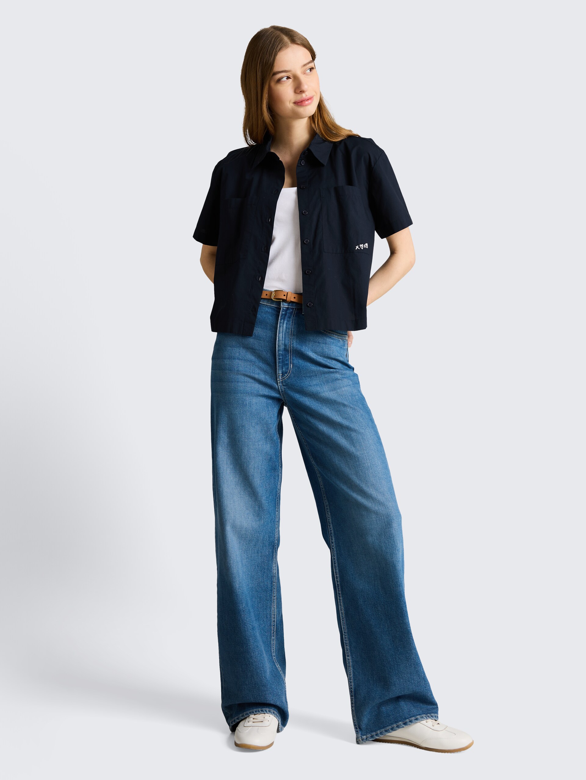 Boxy Fit Bluse aus Baumwolle - sky captain blue - Model-Vorderansicht