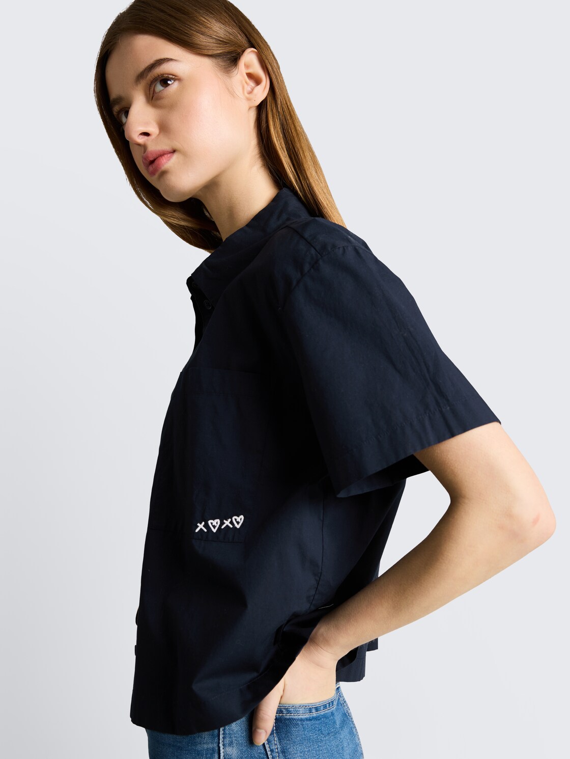 Boxy Fit Bluse aus Baumwolle - sky captain blue - Detail-Model-Ansicht