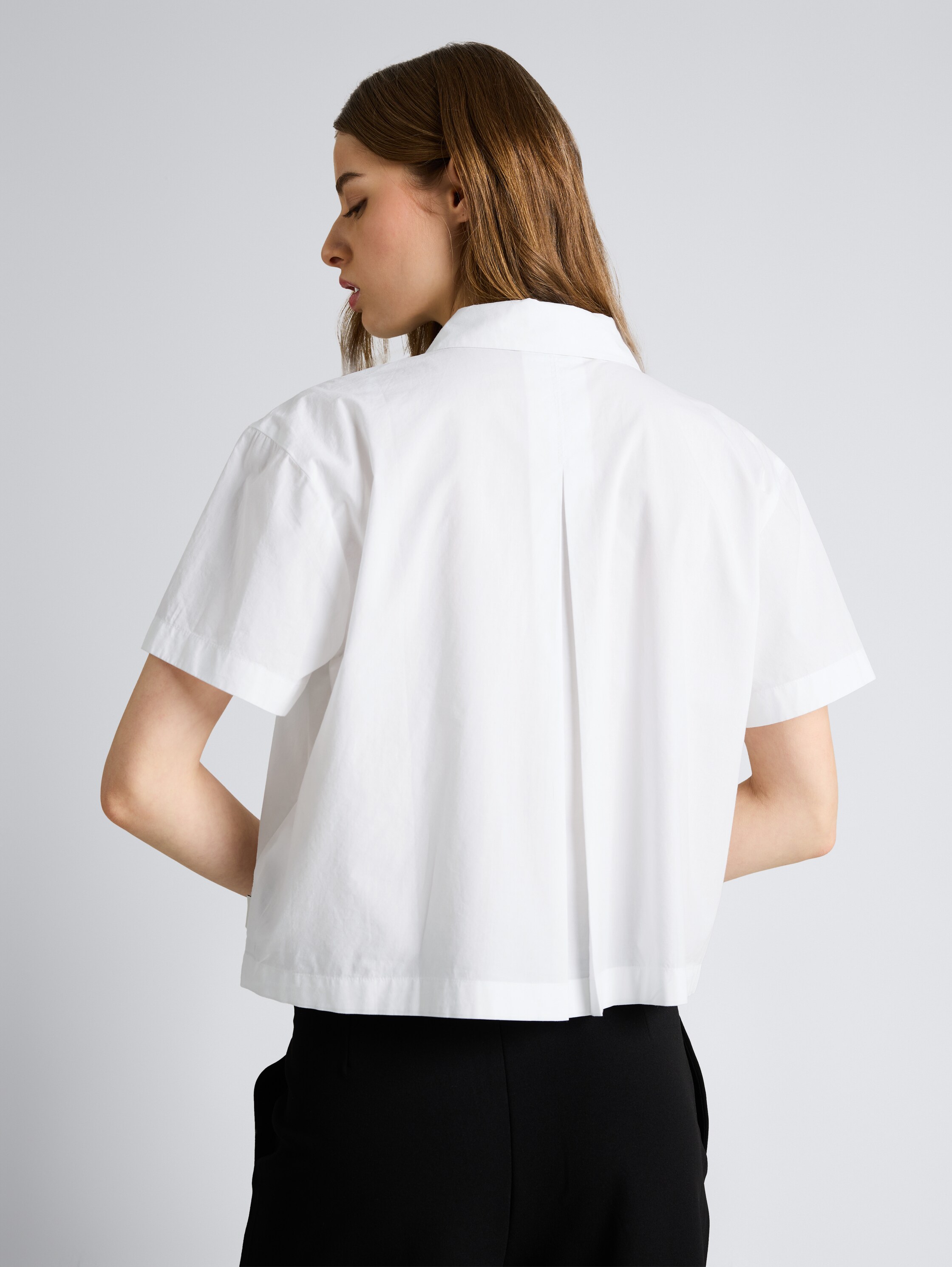 Boxy Fit Bluse aus Baumwolle - White - Auschnitt Model-Rückansicht