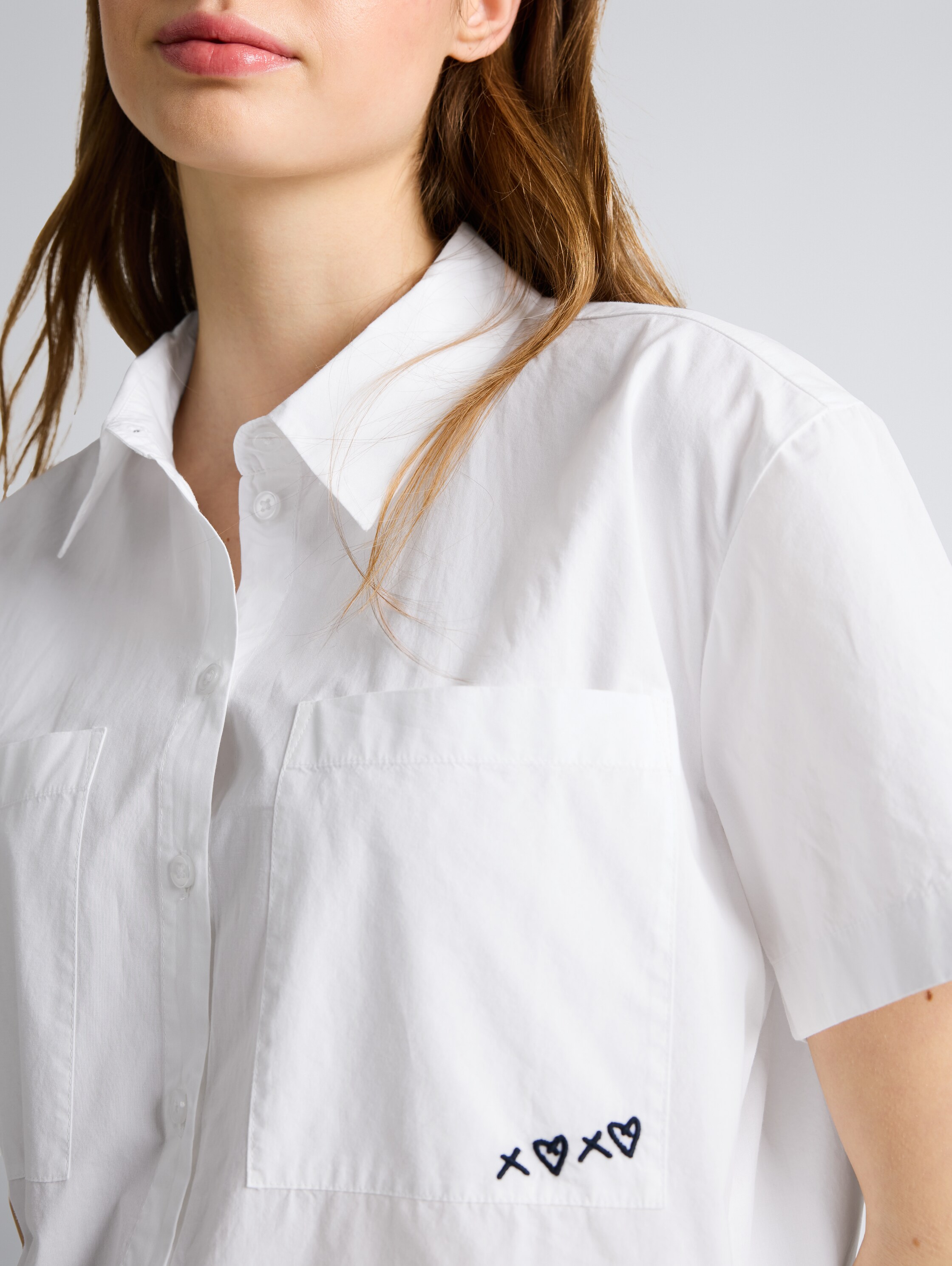 Boxy Fit Bluse aus Baumwolle - White - Detail-Model-Ansicht