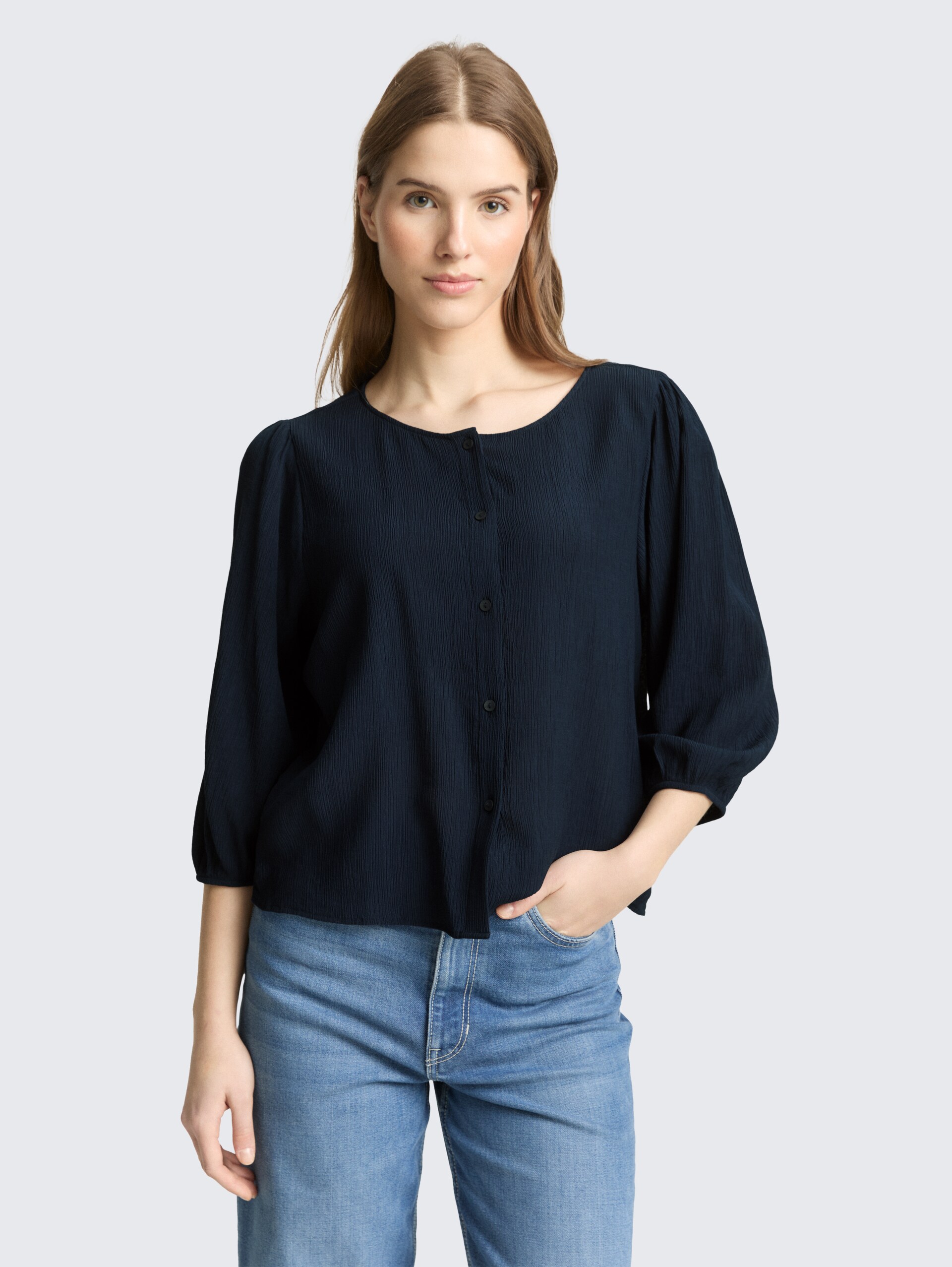 Crinkle Bluse mit Knopfleiste - sky captain blue - Ausschnitt Model-Vorderansicht