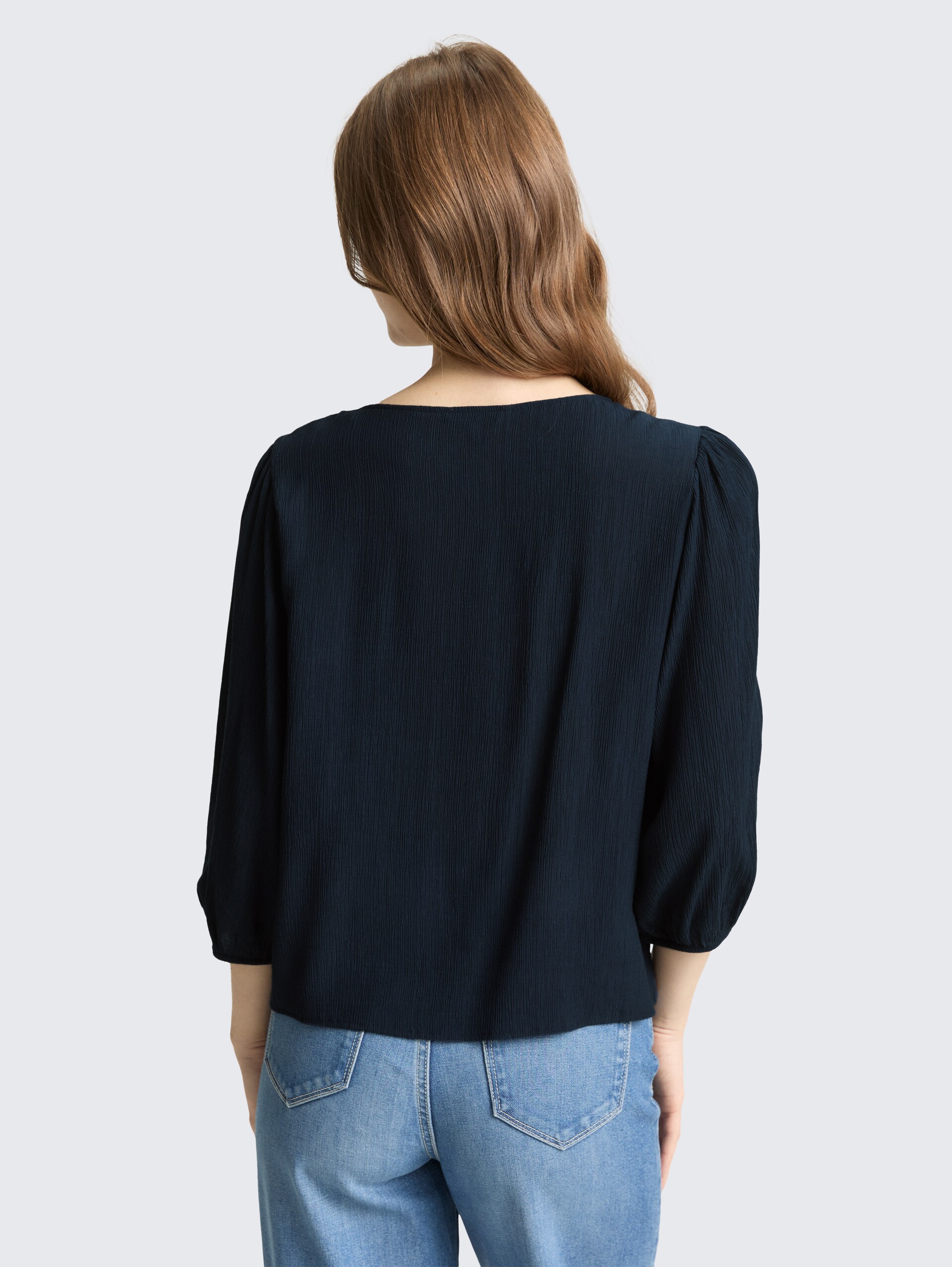Crinkle Bluse mit Knopfleiste - sky captain blue - Auschnitt Model-Rückansicht