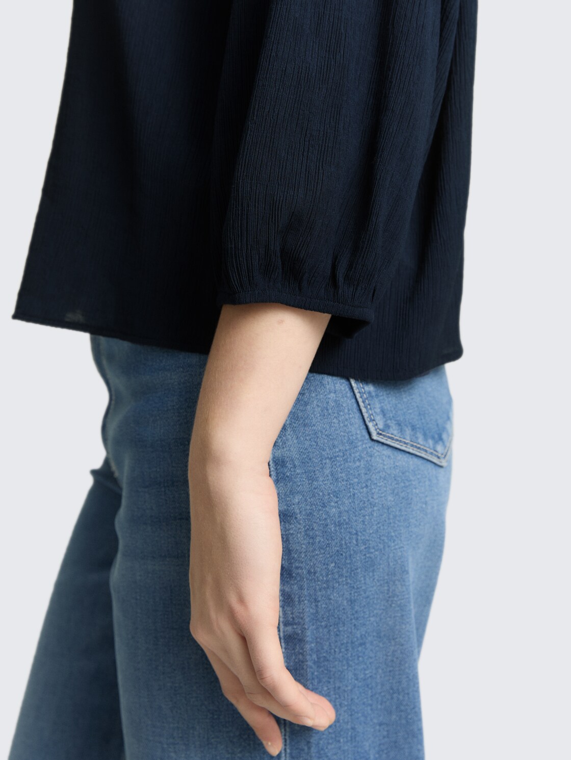 Crinkle Bluse mit Knopfleiste - sky captain blue - Detail-Model-Ansicht