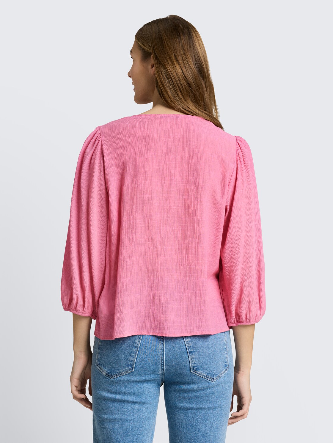 Crinkle Bluse mit Knopfleiste - Soft Blush Rose - Auschnitt Model-Rückansicht