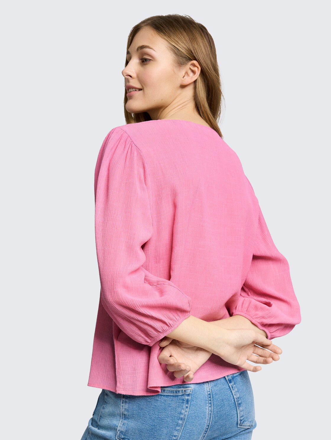 Crinkle Bluse mit Knopfleiste - Soft Blush Rose - Detail-Model-Ansicht