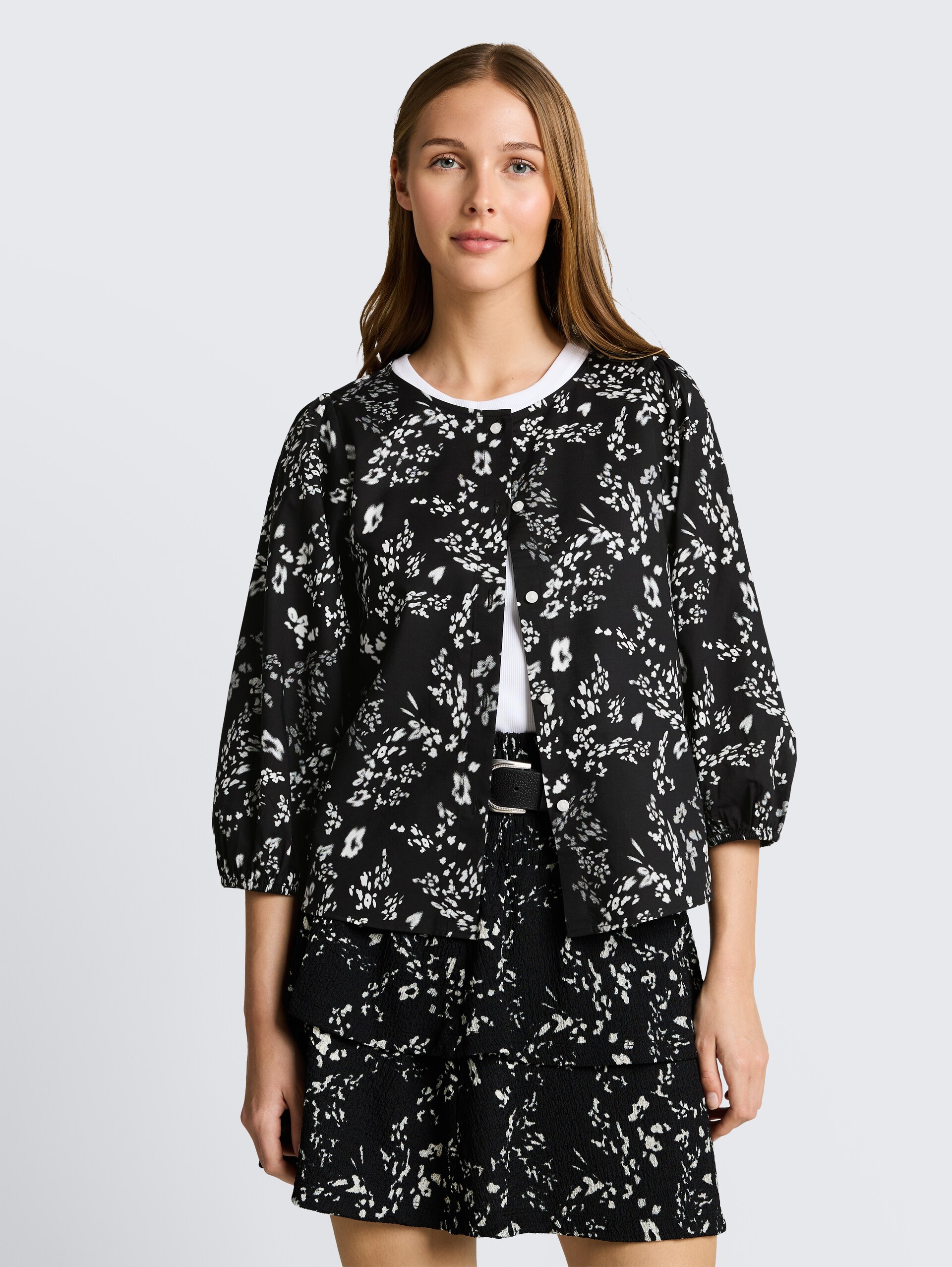 Bluse mit Blumenmuster - black white flower print - Ausschnitt Model-Vorderansicht
