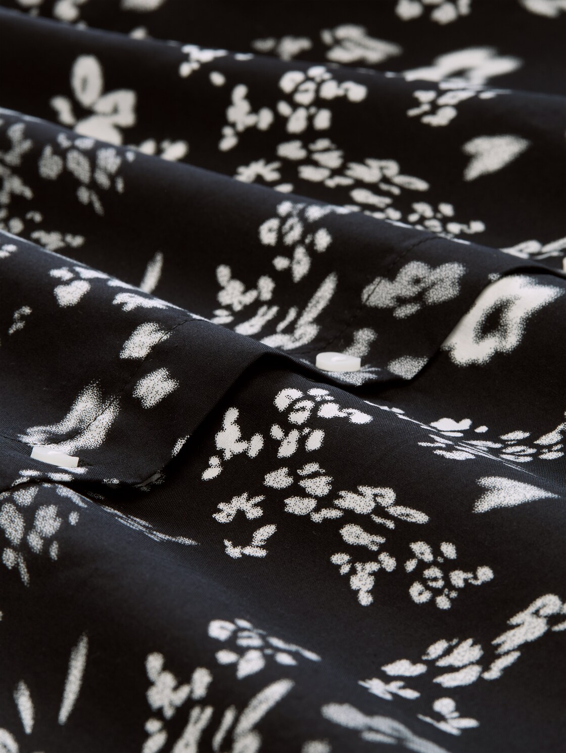Bluse mit Blumenmuster - black white flower print - Material-Ansicht