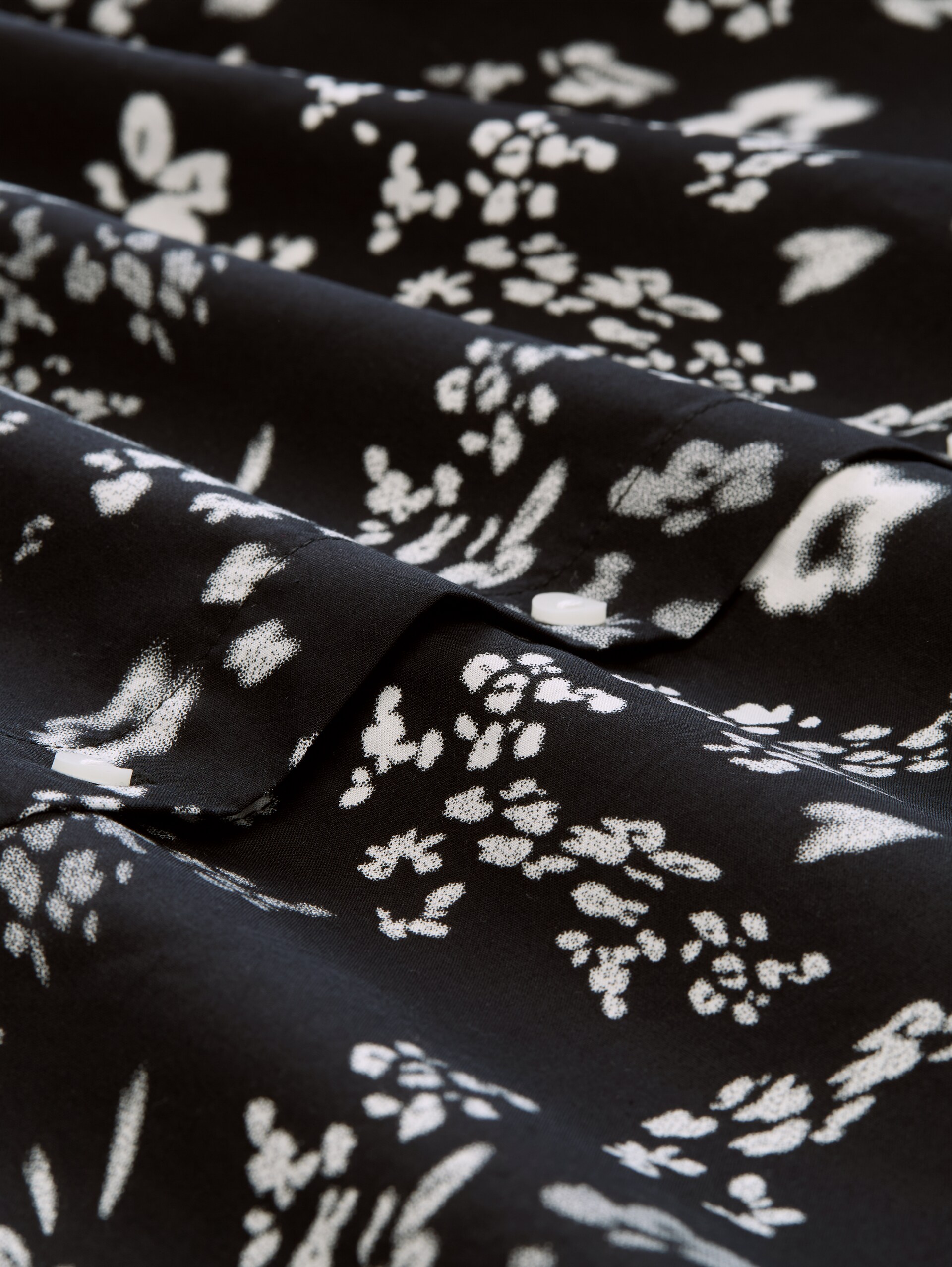 Bluse mit Blumenmuster - black white flower print - Material-Ansicht