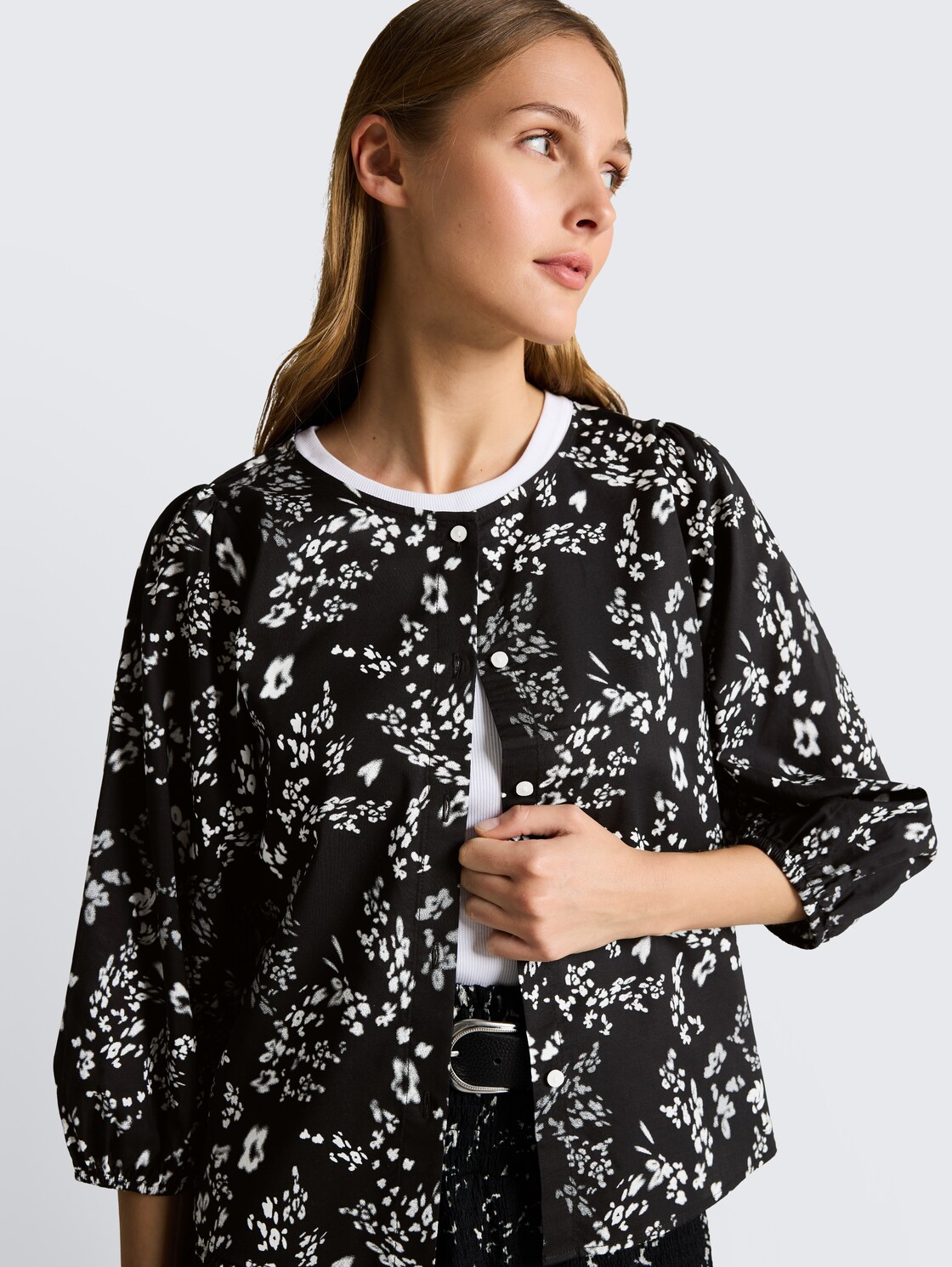 Bluse mit Blumenmuster - black white flower print - Detail-Model-Ansicht