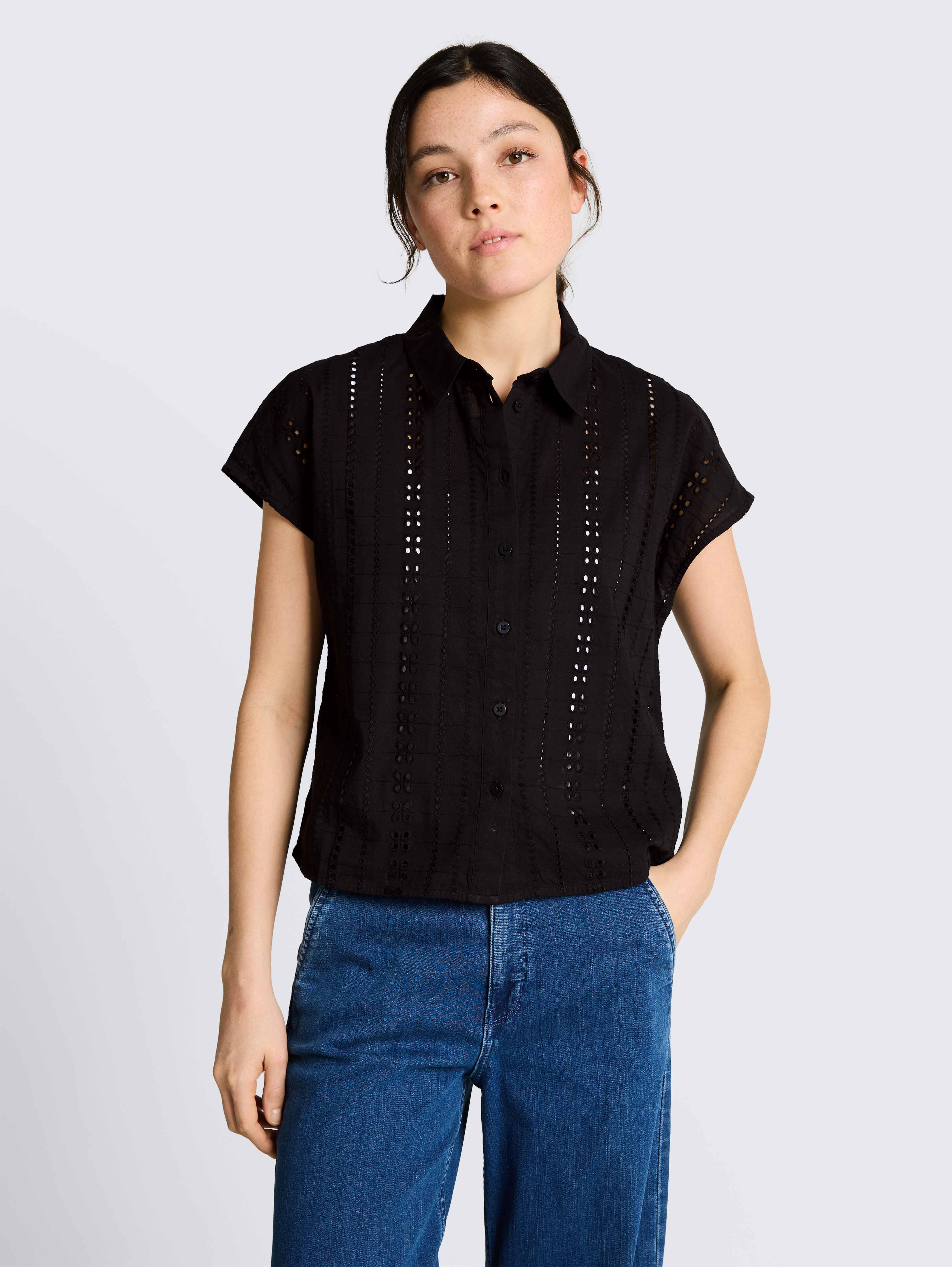 Bluse mit Lochstickerei von Denim Female, deep black