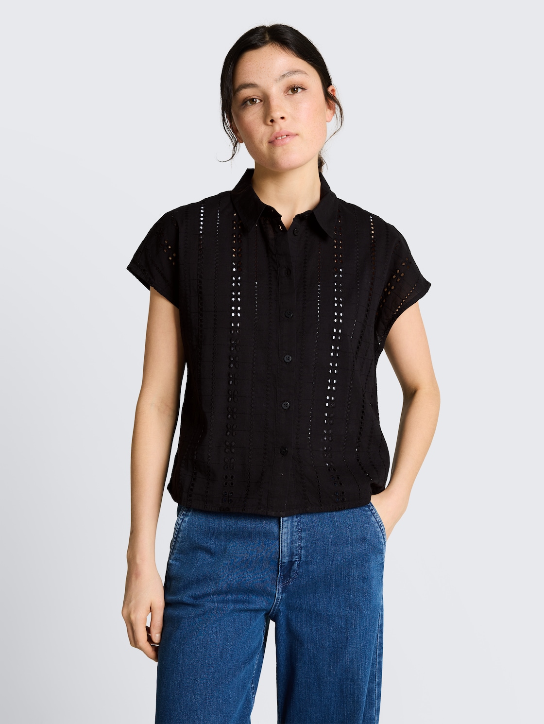 Bluse mit Lochstickerei - deep black - Ausschnitt Model-Vorderansicht