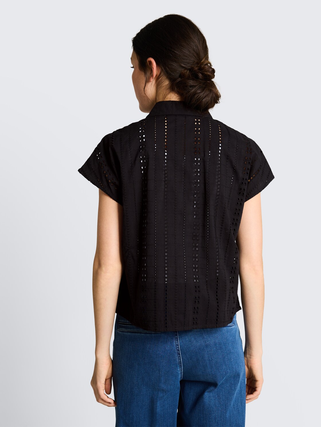 Bluse mit Lochstickerei - deep black - Auschnitt Model-Rückansicht
