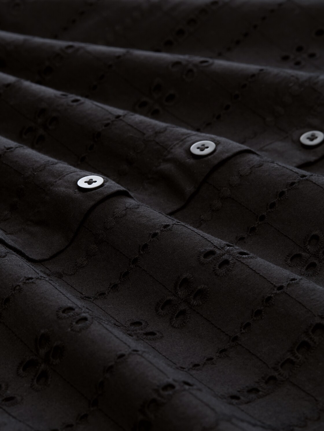 Bluse mit Lochstickerei - deep black - Material-Ansicht