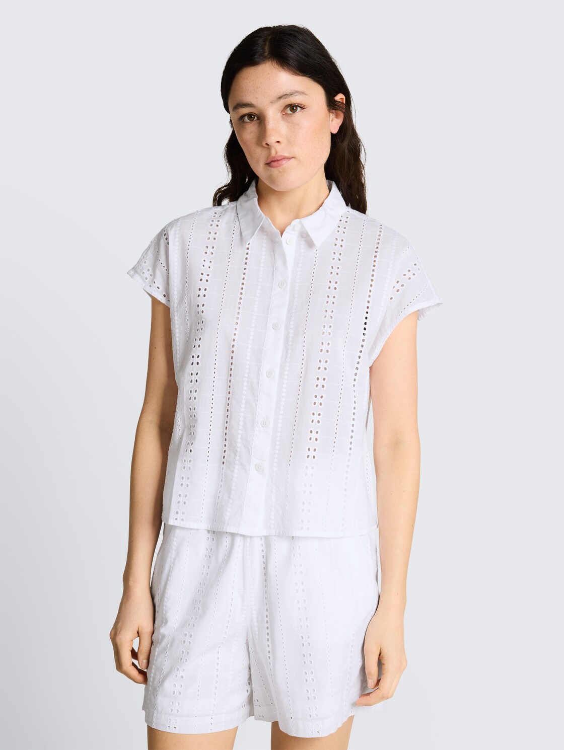 Bluse mit Lochstickerei - White - Ausschnitt Model-Vorderansicht