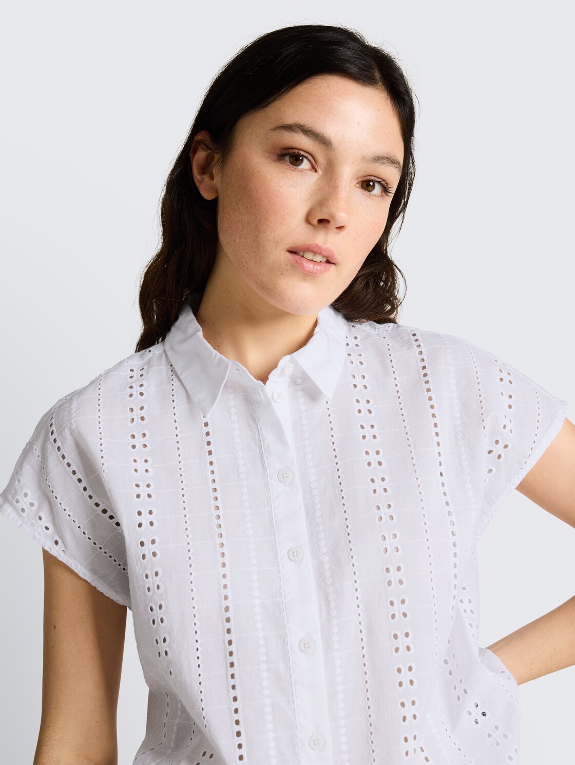 Bluse mit Lochstickerei - White - Detail-Model-Ansicht