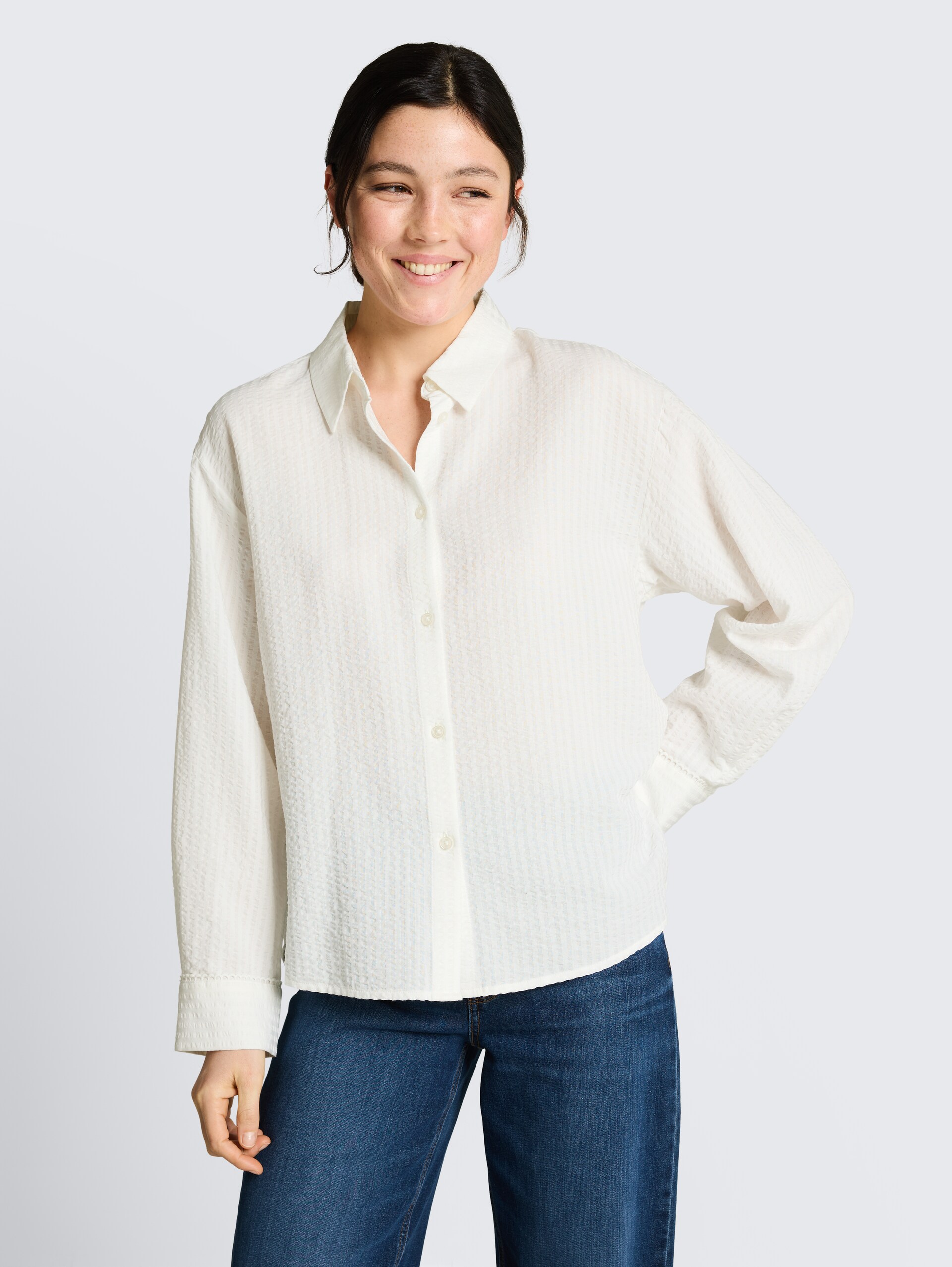 Loose fit seersucker overhemdblouse - off white - Nek model vooraanzicht