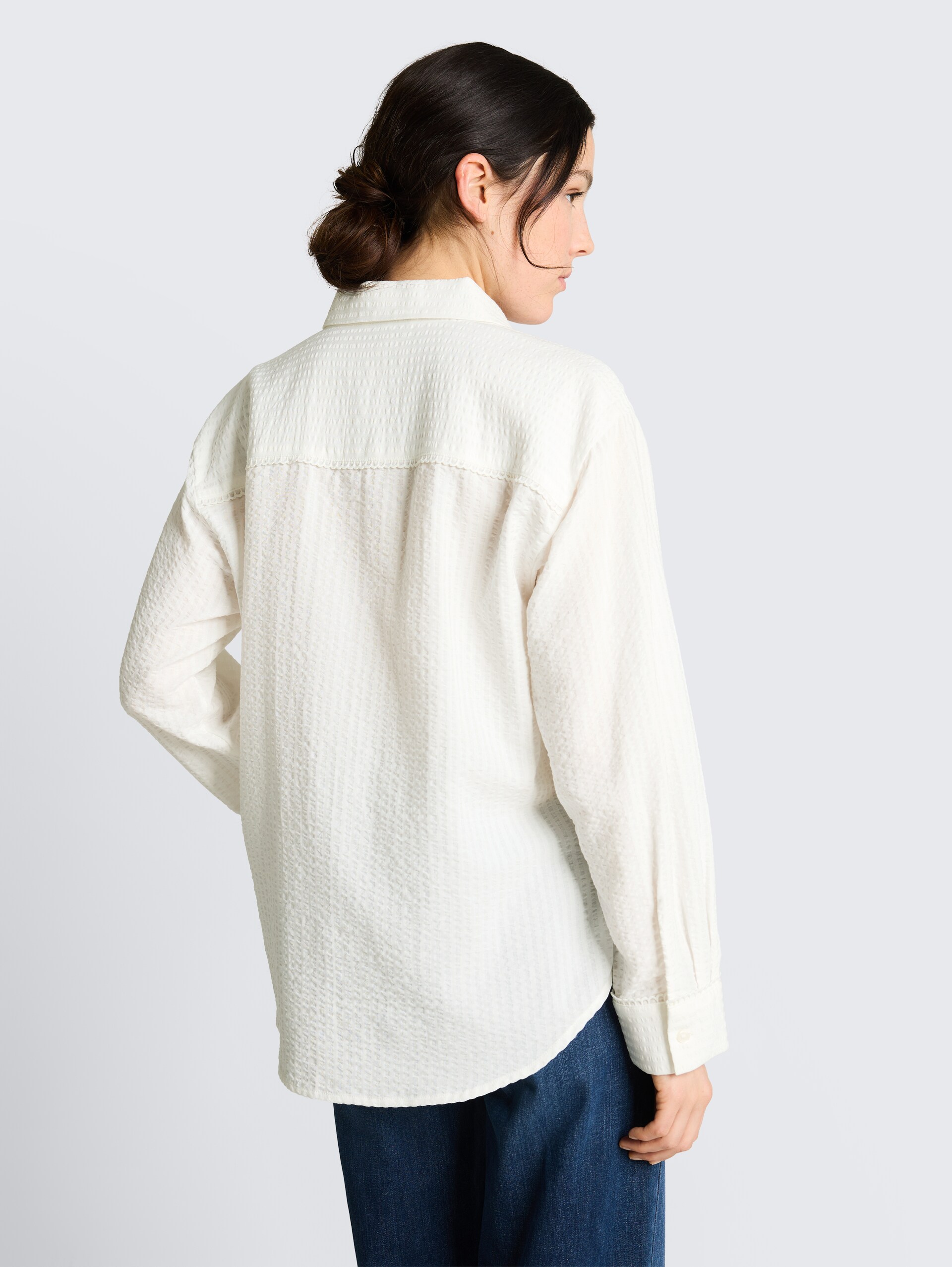 Loose fit seersucker overhemdblouse - off white - Neklijn model-achteraanzicht