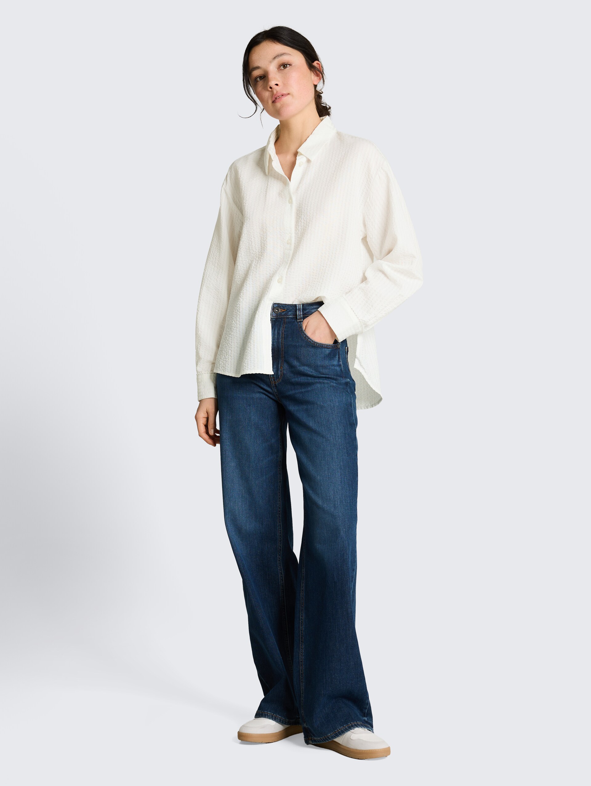 Loose fit seersucker overhemdblouse - off white - Model vooraanzicht