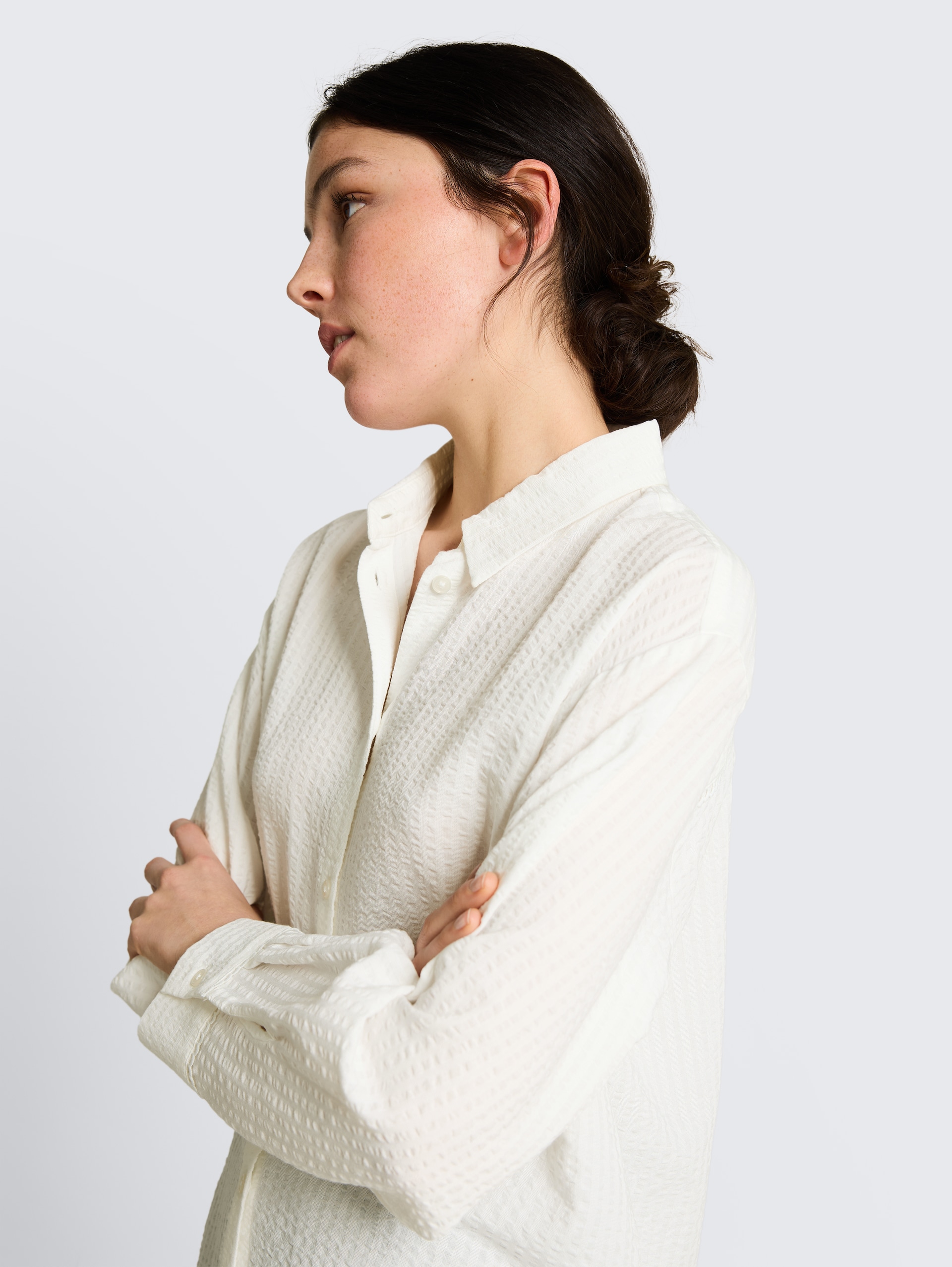 Loose fit seersucker overhemdblouse - off white - Detailaanzicht model