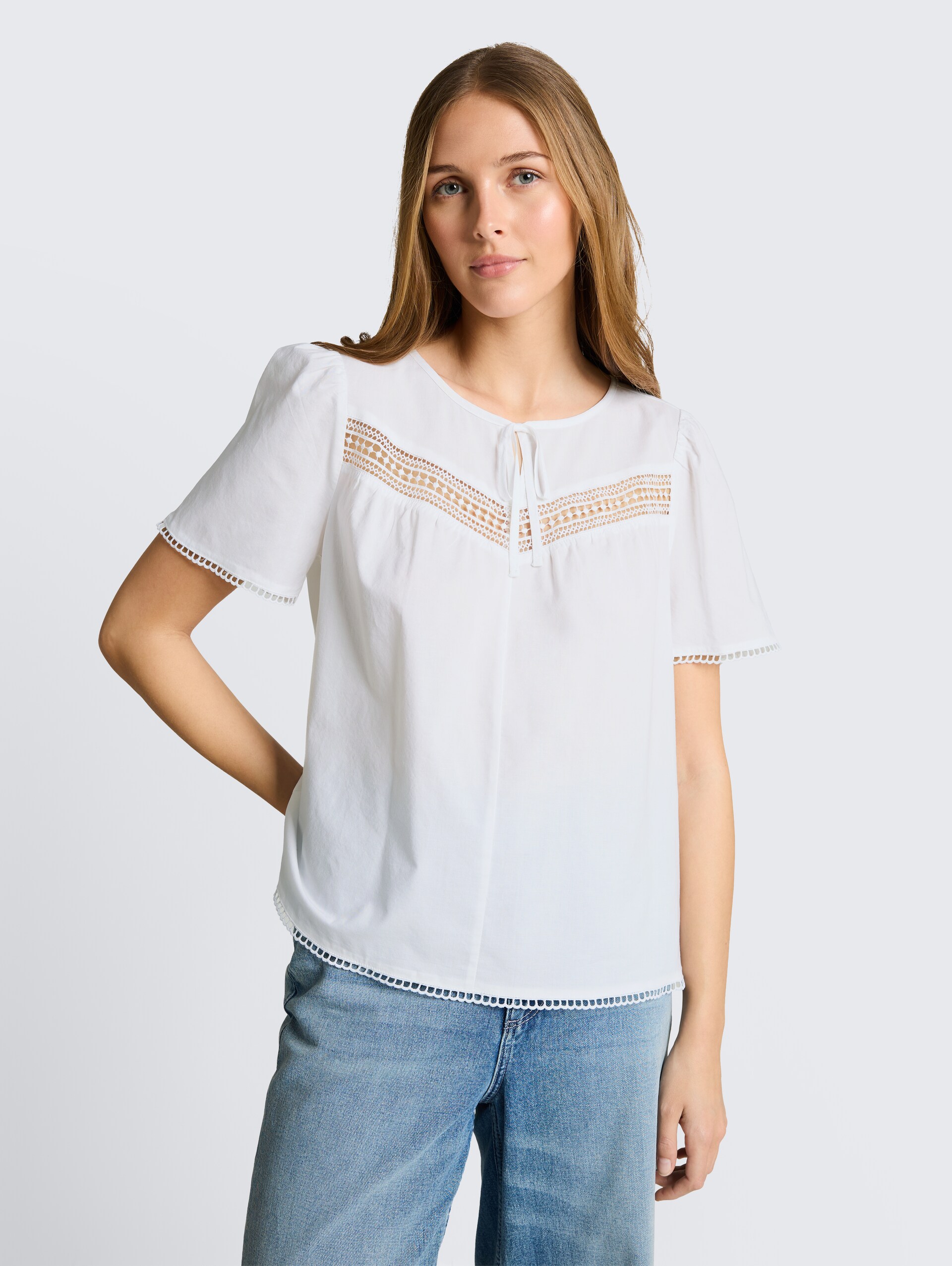 Bluse mit Häkel-Details - White - Ausschnitt Model-Vorderansicht