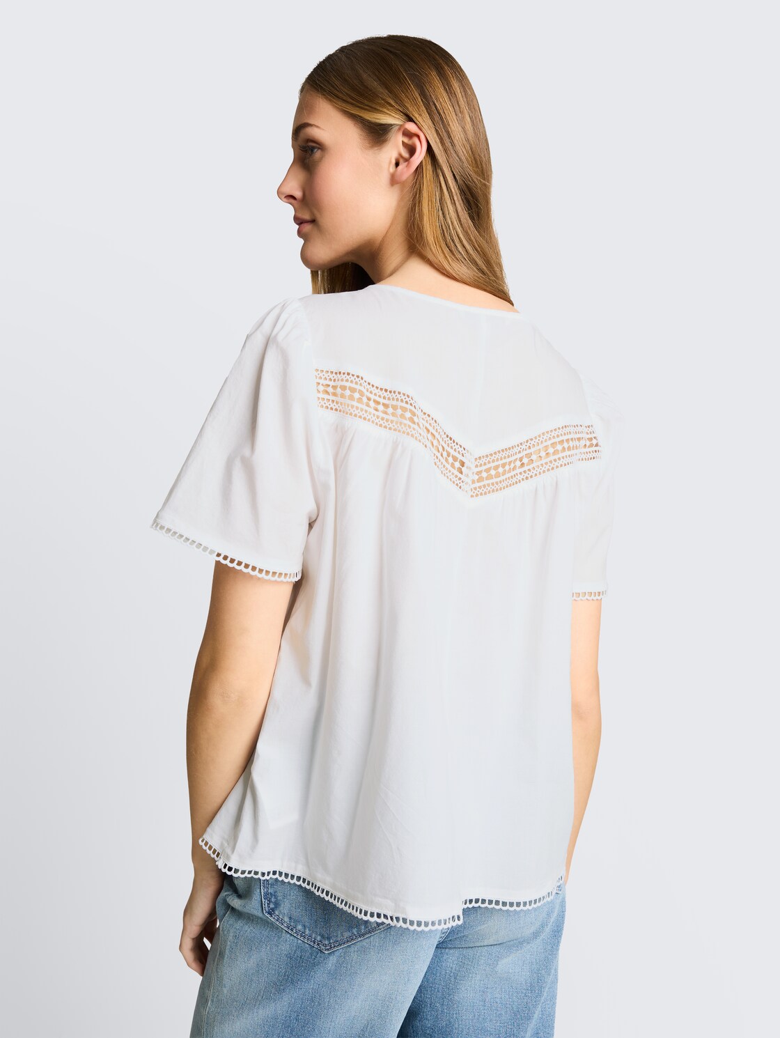 Bluse mit Häkel-Details - White - Auschnitt Model-Rückansicht