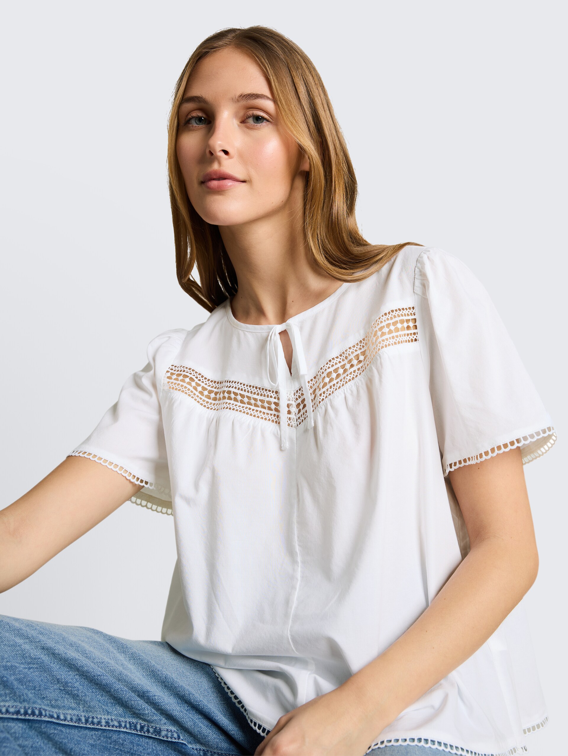 Bluse mit Häkel-Details - White - Detail-Model-Ansicht