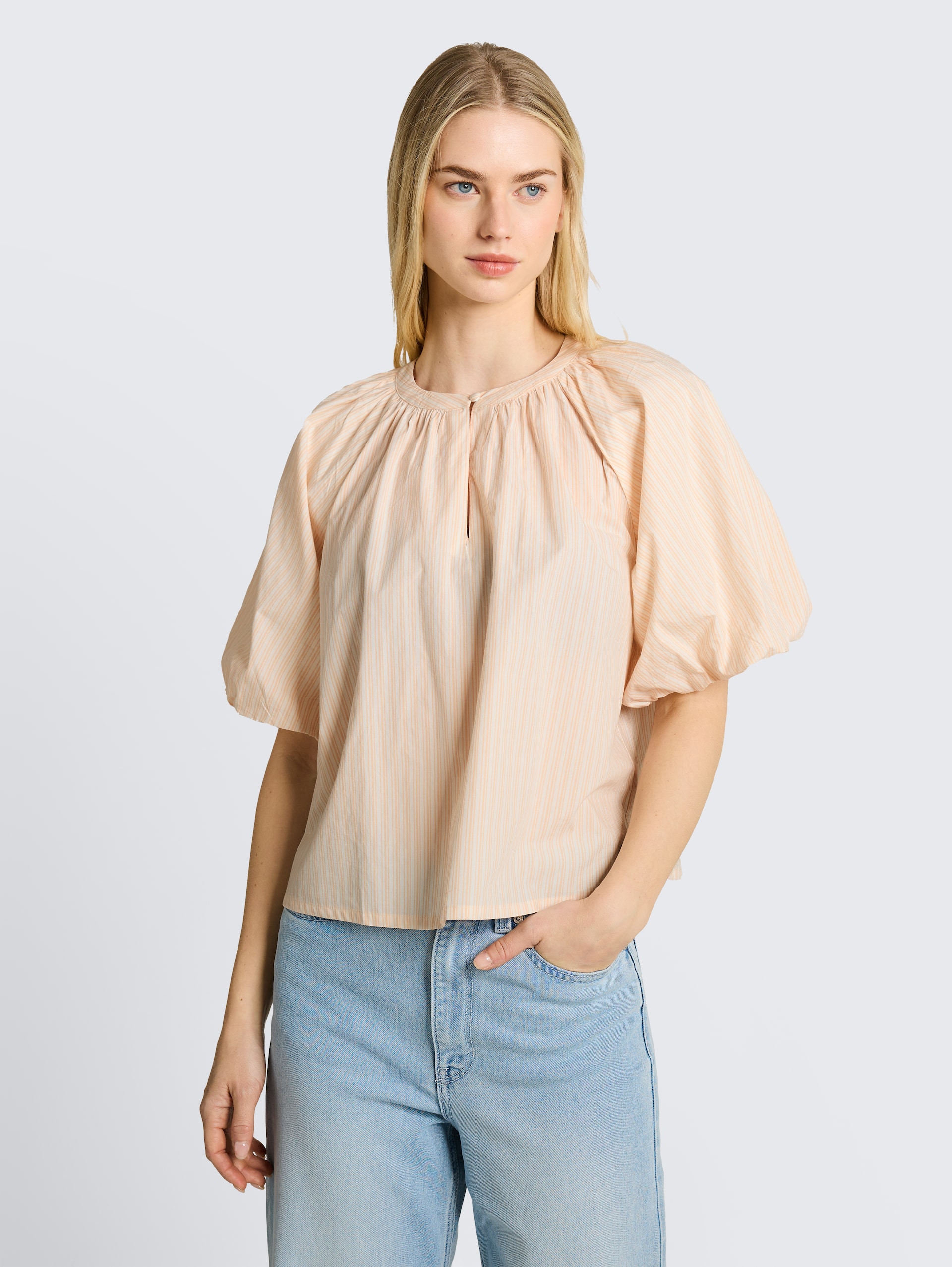 Bluse mit Streifenmuster - white apricot irregular stripe - Ausschnitt Model-Vorderansicht