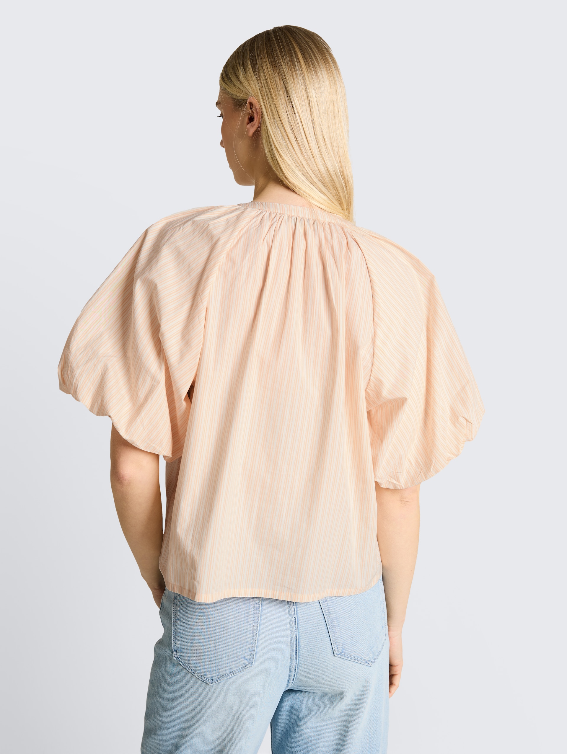 Bluse mit Streifenmuster - white apricot irregular stripe - Auschnitt Model-Rückansicht