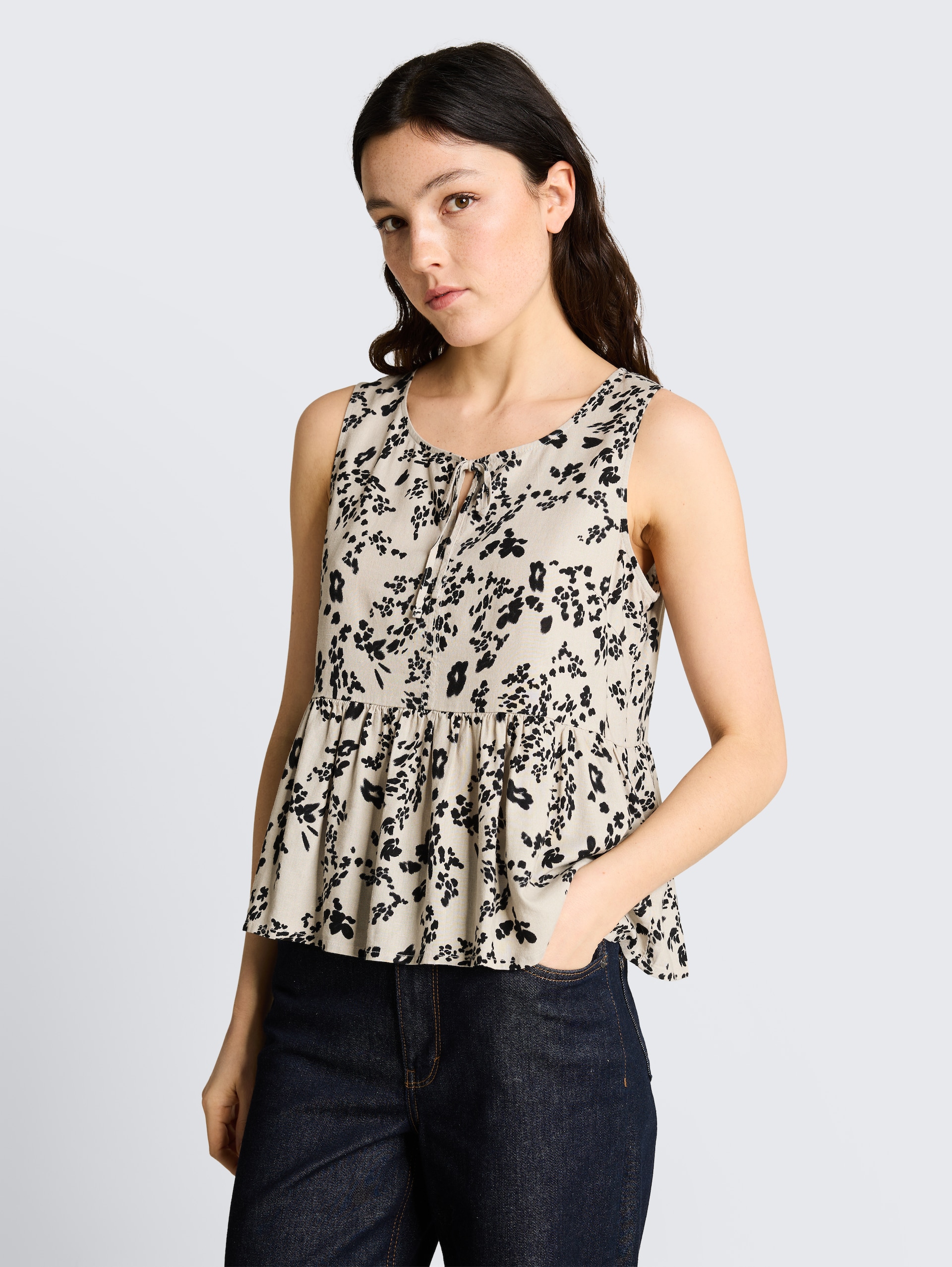 Blusentop mit Leinenanteil - beige black flower print - Ausschnitt Model-Vorderansicht