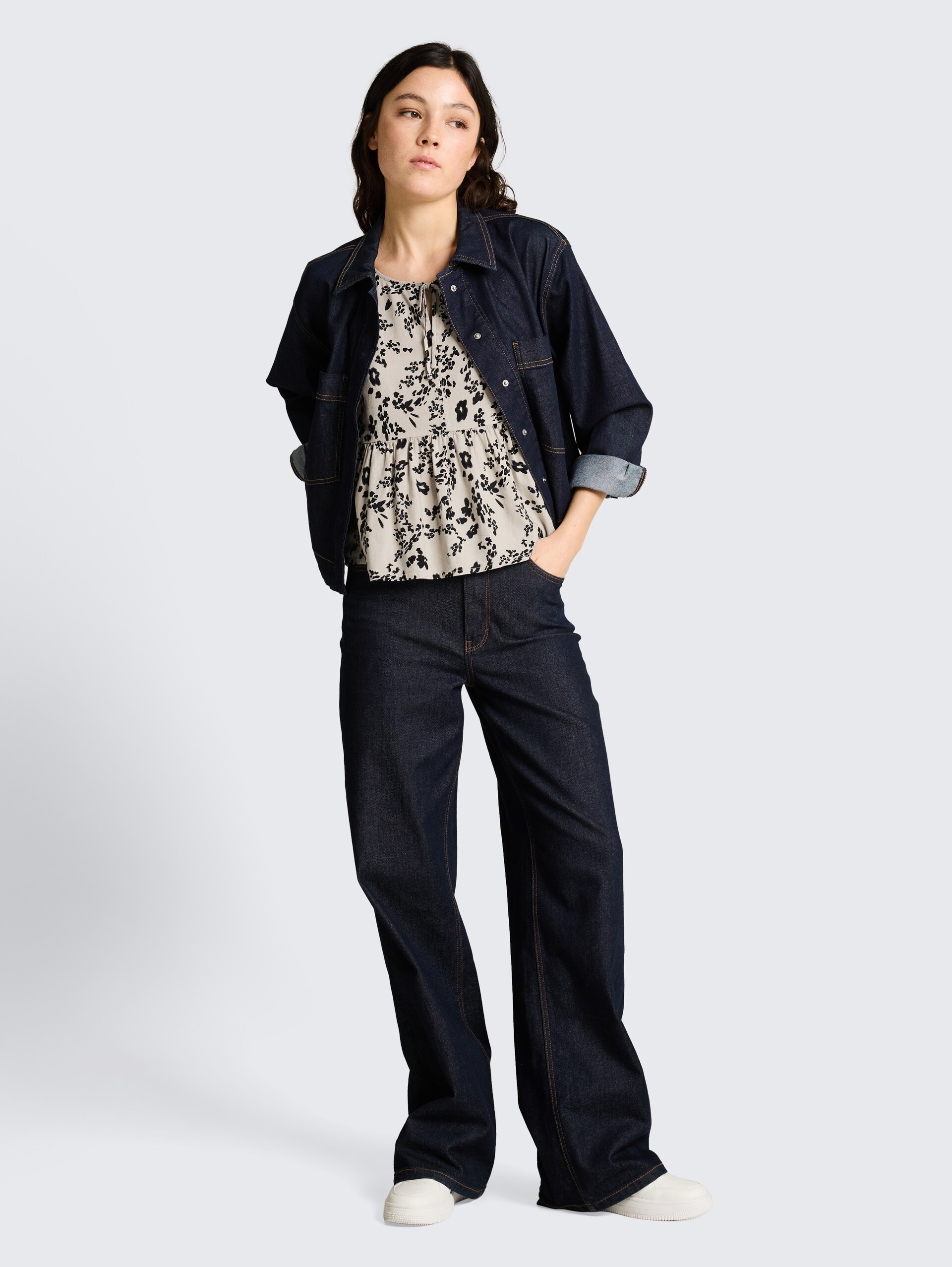 Blusentop mit Leinenanteil - beige black flower print - Model-Vorderansicht