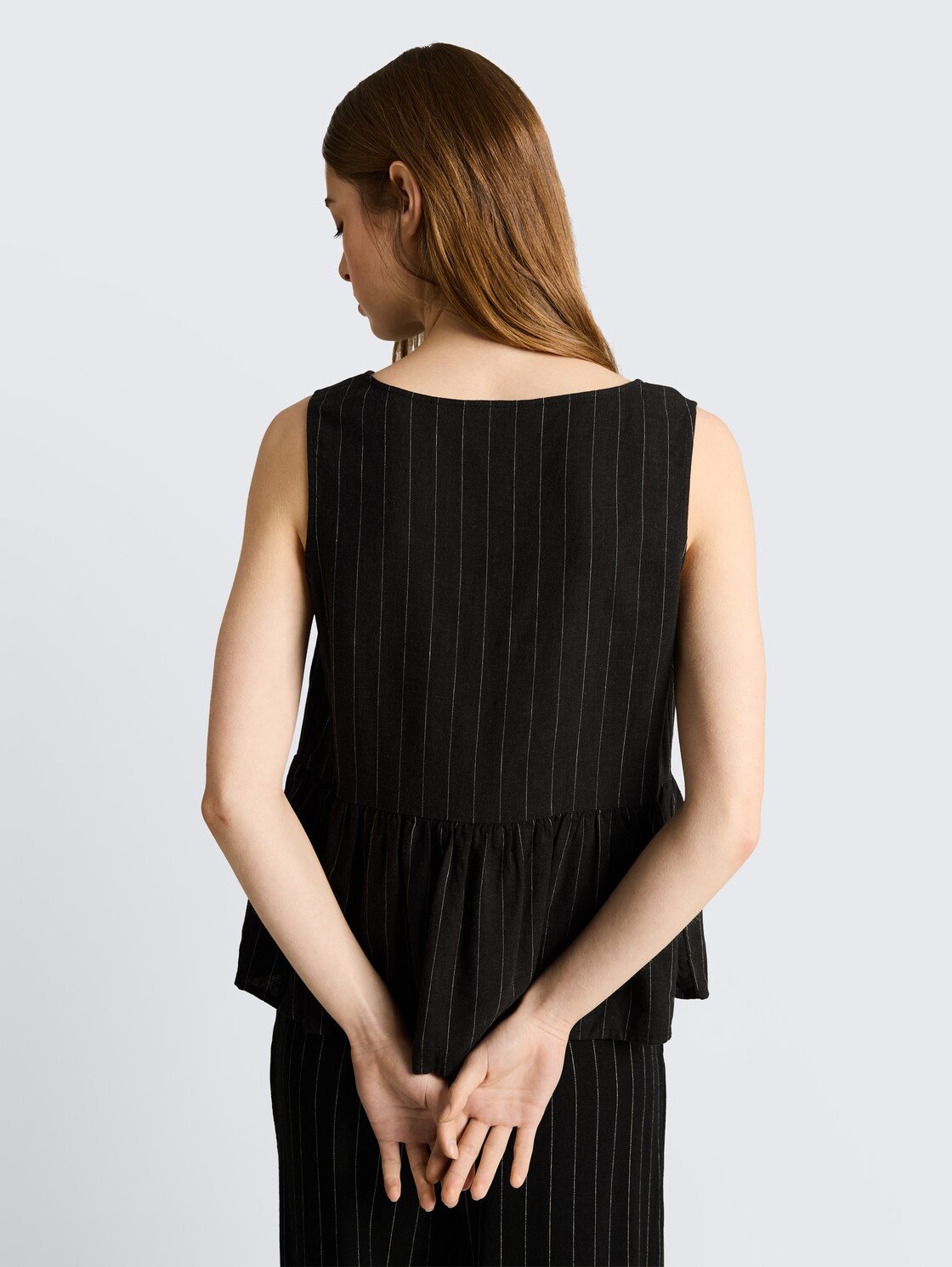 Blusentop mit Leinenanteil - black beige vertical stripe - Auschnitt Model-Rückansicht